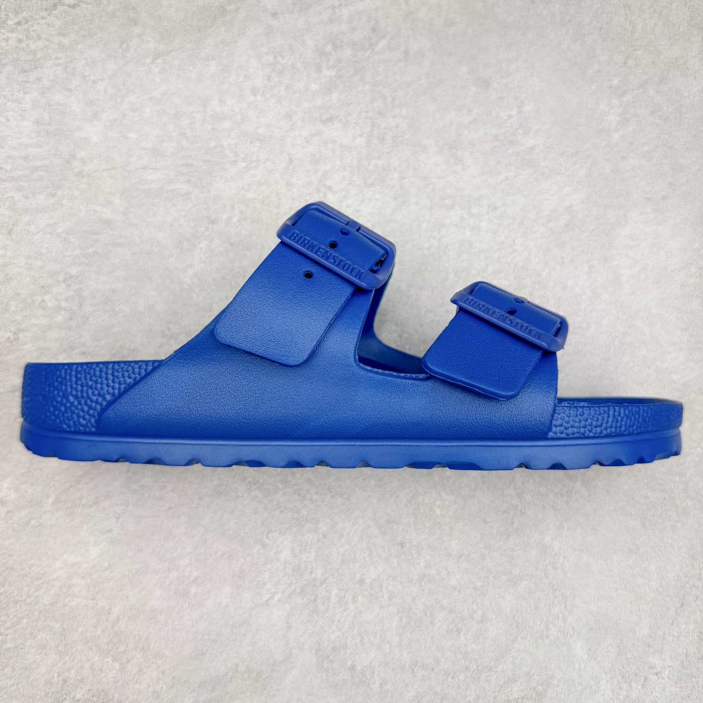 图片[6]-Birkenstock Arizona 系列勃肯皮革橡胶双扣时尚涉水拖鞋 橡胶质地柔软 可涉水 搭配可调节鞋扣提升穿着舒适度 人体工学设计分散脚部压力 保护脚踝 软木乳胶鞋床具有一定的收缩性 长时间穿着后能贴合脚型 EVA鞋底回弹性和抗张性力高 具有良好的防震、缓冲性 四季皆宜 柔软的鞋床采用额外的泡沫缓冲层 提供额外的舒适感和全天支撑 尺码：35-44-选品中心