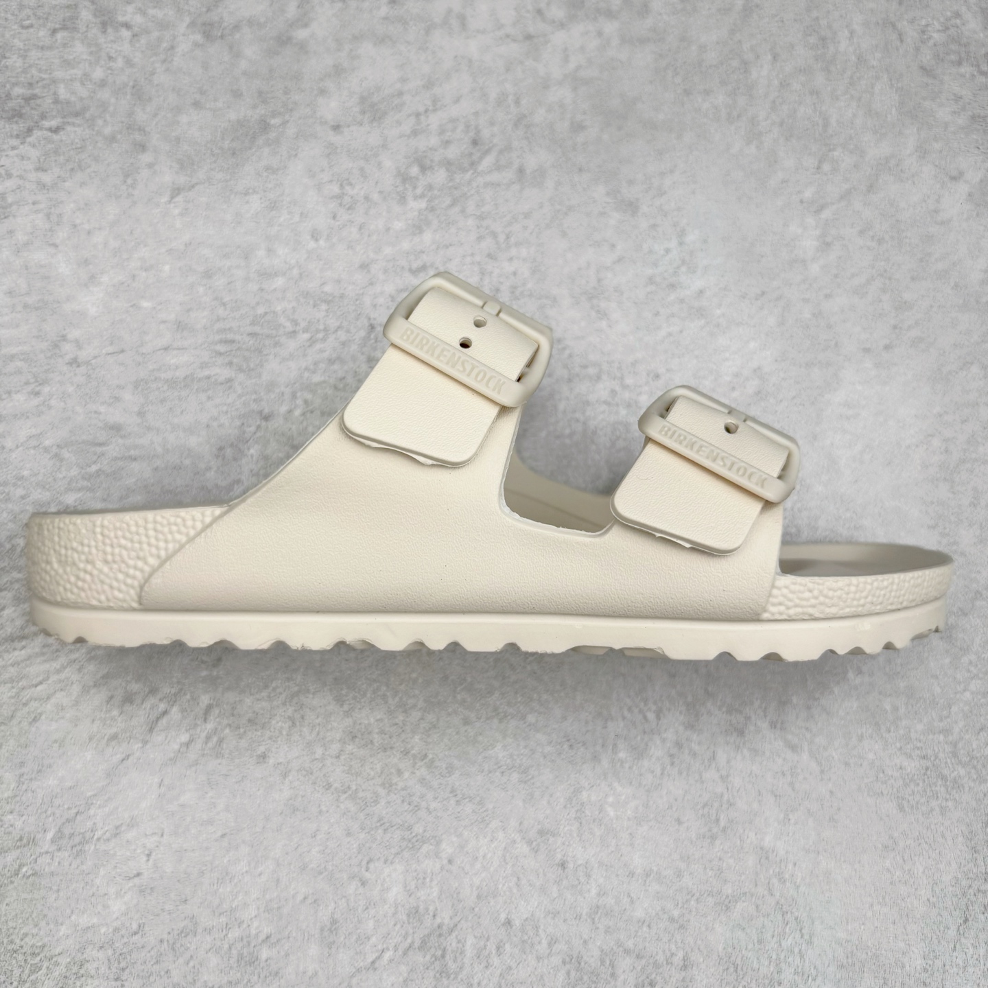 图片[2]-Birkenstock Arizona 系列勃肯皮革橡胶双扣时尚涉水拖鞋 橡胶质地柔软 可涉水 搭配可调节鞋扣提升穿着舒适度 人体工学设计分散脚部压力 保护脚踝 软木乳胶鞋床具有一定的收缩性 长时间穿着后能贴合脚型 EVA鞋底回弹性和抗张性力高 具有良好的防震、缓冲性 四季皆宜 柔软的鞋床采用额外的泡沫缓冲层 提供额外的舒适感和全天支撑 尺码：35-44-选品中心