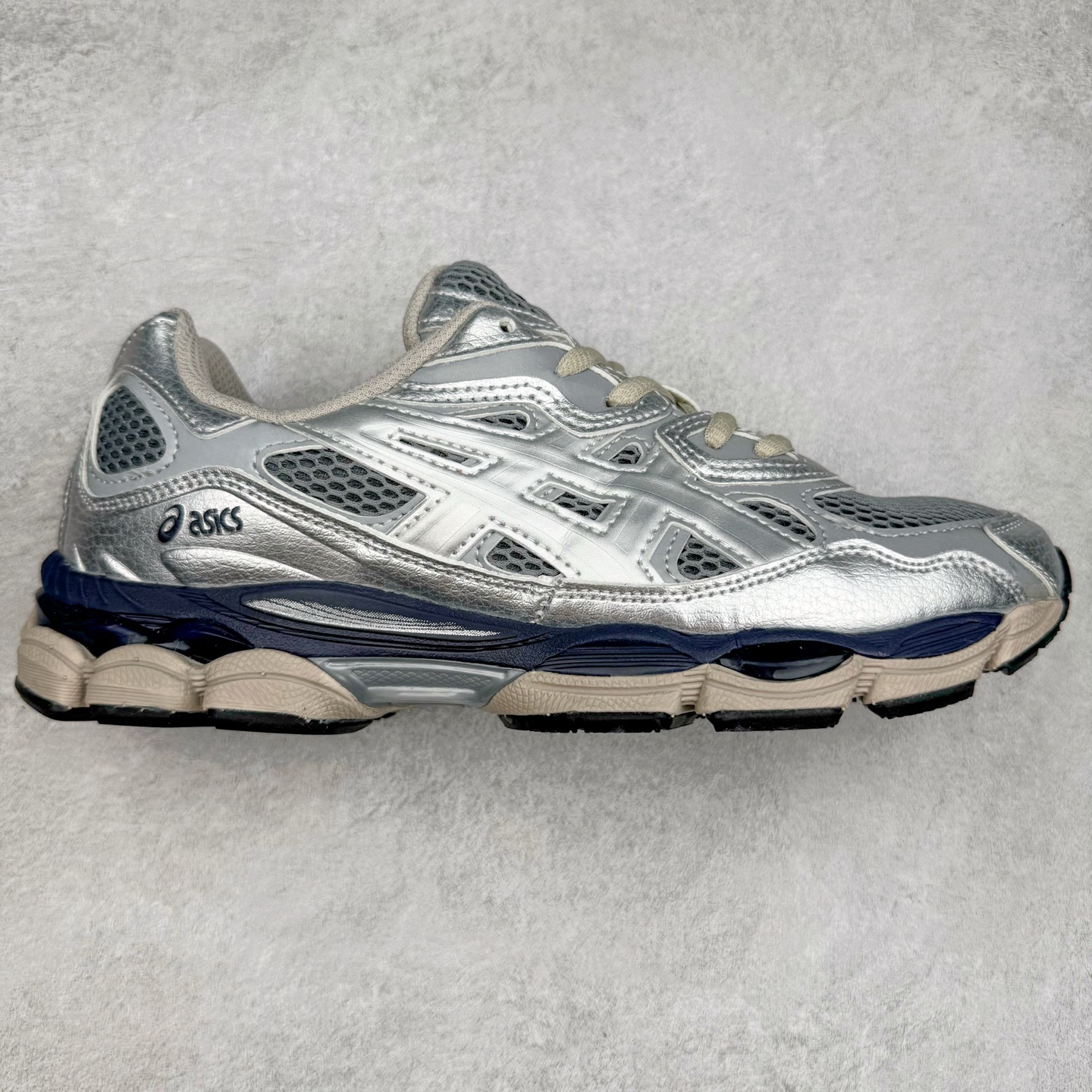 Asics GEL-NYC 亚瑟士防滑耐磨透气低帮运动休闲鞋 GEL-NYC™ 运动鞋的灵感源自传统和现代高性能跑步风格 其鞋面结构参考了 2000 年代初的 GEL-NIMBUS™ 3 鞋 并将其与 MC-PLUS V 设计中的各种装饰融为一体 该工装通过使用 GEL-CUMULUS® 16 鞋的工装系统来对比鞋面的复古风格 通过轻质泡沫和 GEL® 技术嵌入物的结合 这种中底结构有助于创造先进的脚底舒适度 尺码：36 37 37.5 38 39 40.5 41.5 42 42.5 43.5 44 45-选品中心