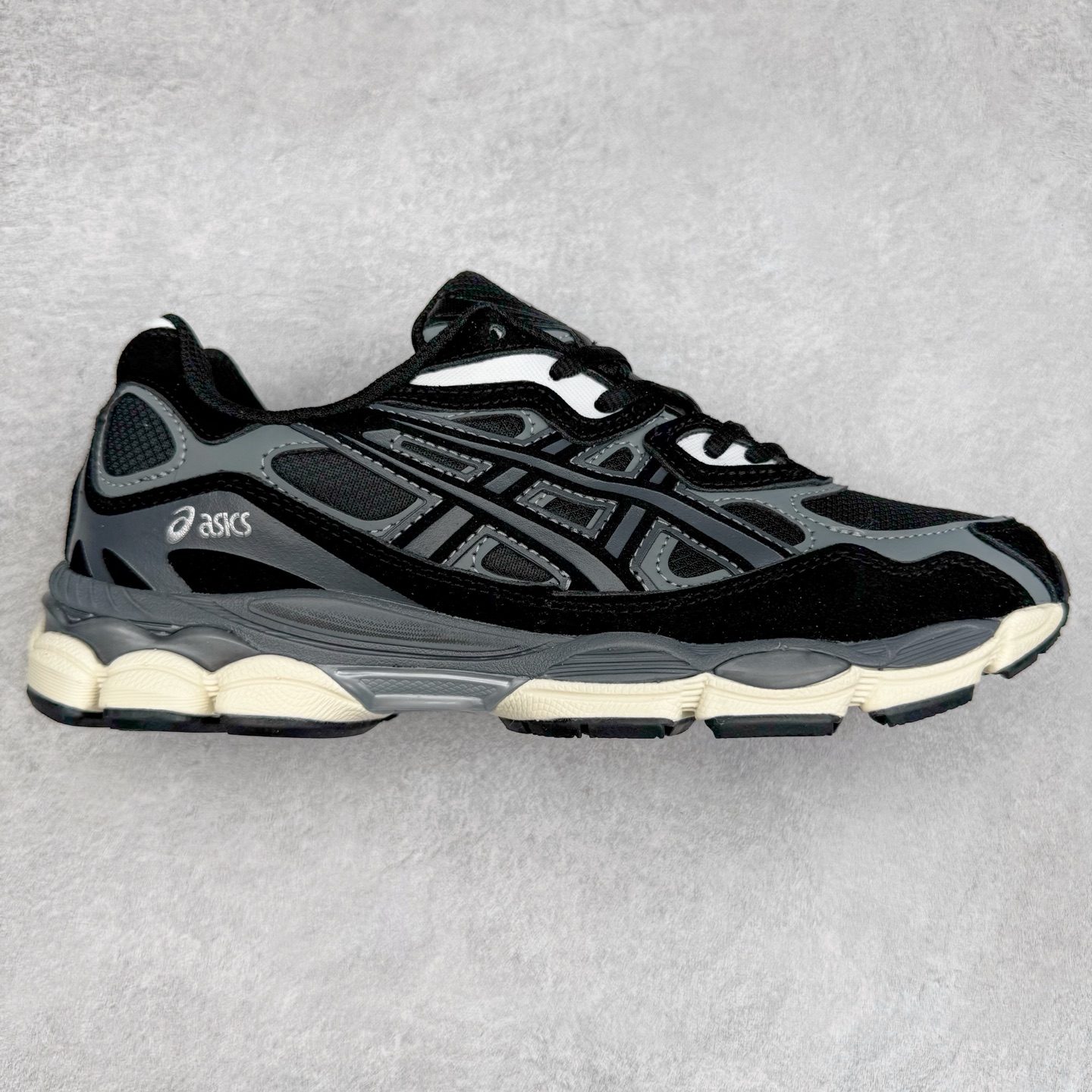 Asics GEL-NYC 亚瑟士防滑耐磨透气低帮运动休闲鞋 GEL-NYC™ 运动鞋的灵感源自传统和现代高性能跑步风格 其鞋面结构参考了 2000 年代初的 GEL-NIMBUS™ 3 鞋 并将其与 MC-PLUS V 设计中的各种装饰融为一体 该工装通过使用 GEL-CUMULUS® 16 鞋的工装系统来对比鞋面的复古风格 通过轻质泡沫和 GEL® 技术嵌入物的结合 这种中底结构有助于创造先进的脚底舒适度 尺码：36 37 37.5 38 39 40.5 41.5 42 42.5 43.5 44 45-选品中心