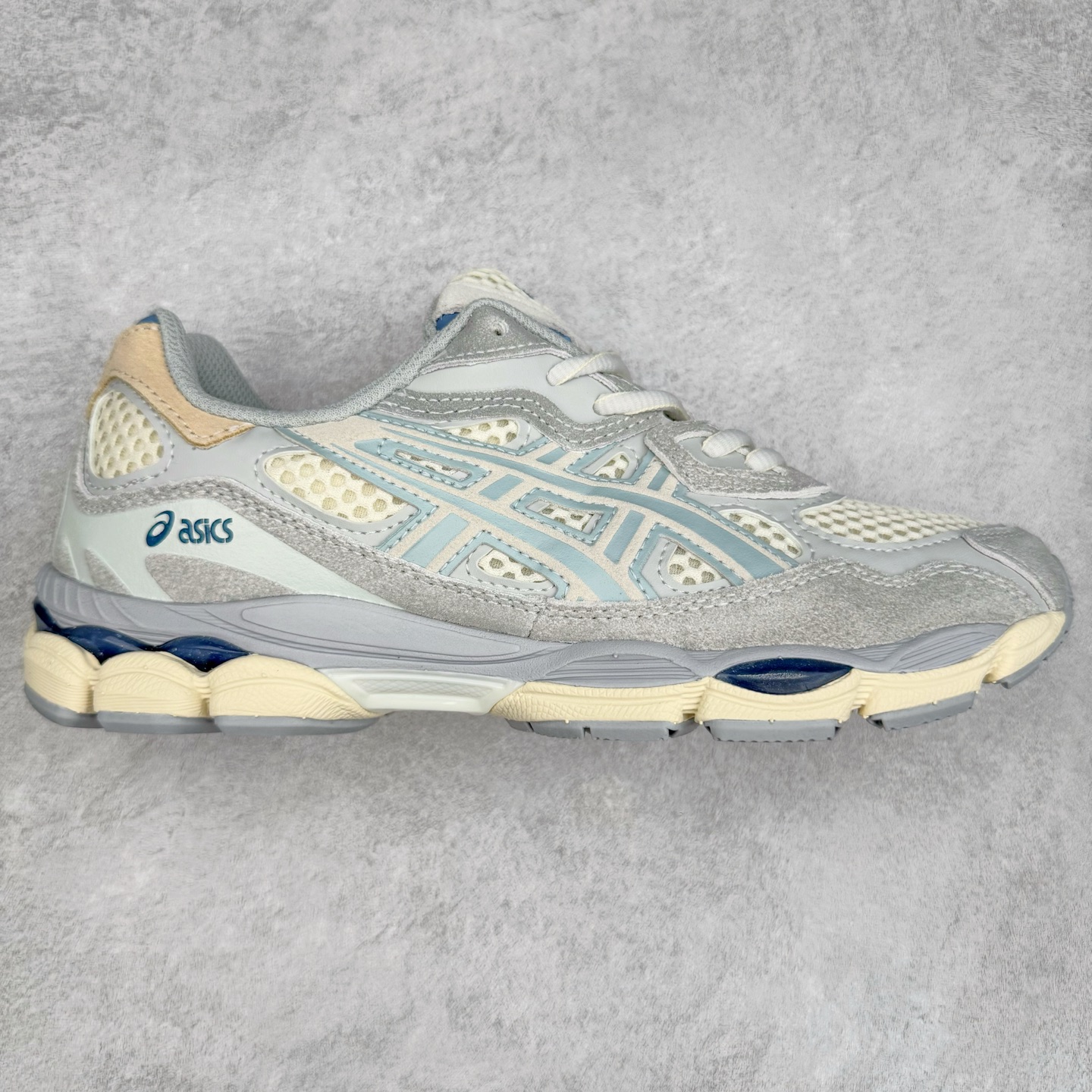 图片[4]-Asics GEL-NYC 亚瑟士防滑耐磨透气低帮运动休闲鞋 GEL-NYC™ 运动鞋的灵感源自传统和现代高性能跑步风格 其鞋面结构参考了 2000 年代初的 GEL-NIMBUS™ 3 鞋 并将其与 MC-PLUS V 设计中的各种装饰融为一体 该工装通过使用 GEL-CUMULUS® 16 鞋的工装系统来对比鞋面的复古风格 通过轻质泡沫和 GEL® 技术嵌入物的结合 这种中底结构有助于创造先进的脚底舒适度 尺码：36 37 37.5 38 39 40.5 41.5 42 42.5 43.5 44 45-选品中心