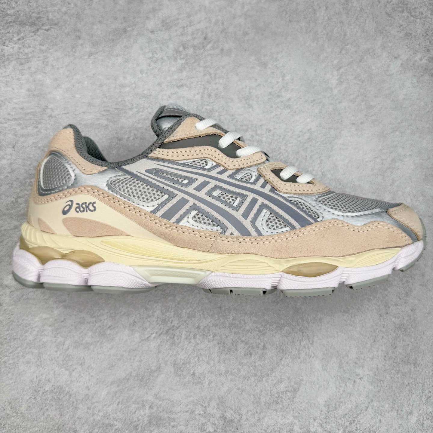 Asics GEL-NYC 亚瑟士防滑耐磨透气低帮运动休闲鞋 GEL-NYC™ 运动鞋的灵感源自传统和现代高性能跑步风格 其鞋面结构参考了 2000 年代初的 GEL-NIMBUS™ 3 鞋 并将其与 MC-PLUS V 设计中的各种装饰融为一体 该工装通过使用 GEL-CUMULUS® 16 鞋的工装系统来对比鞋面的复古风格 通过轻质泡沫和 GEL® 技术嵌入物的结合 这种中底结构有助于创造先进的脚底舒适度 尺码：36 37 37.5 38 39 40.5 41.5 42 42.5 43.5 44 45-选品中心