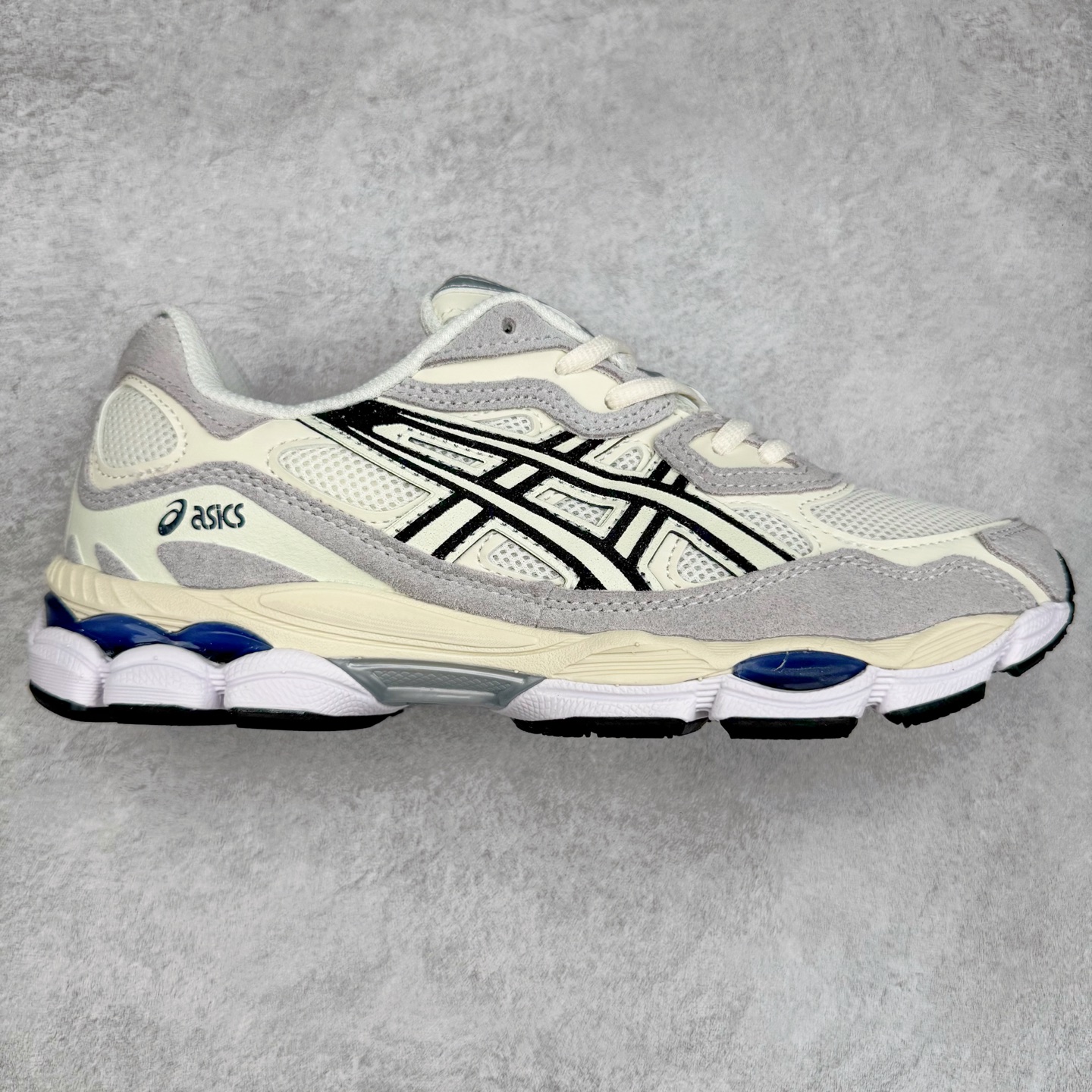 Asics GEL-NYC 亚瑟士防滑耐磨透气低帮运动休闲鞋 GEL-NYC™ 运动鞋的灵感源自传统和现代高性能跑步风格 其鞋面结构参考了 2000 年代初的 GEL-NIMBUS™ 3 鞋 并将其与 MC-PLUS V 设计中的各种装饰融为一体 该工装通过使用 GEL-CUMULUS® 16 鞋的工装系统来对比鞋面的复古风格 通过轻质泡沫和 GEL® 技术嵌入物的结合 这种中底结构有助于创造先进的脚底舒适度 尺码：36 37 37.5 38 39 40.5 41.5 42 42.5 43.5 44 45-选品中心