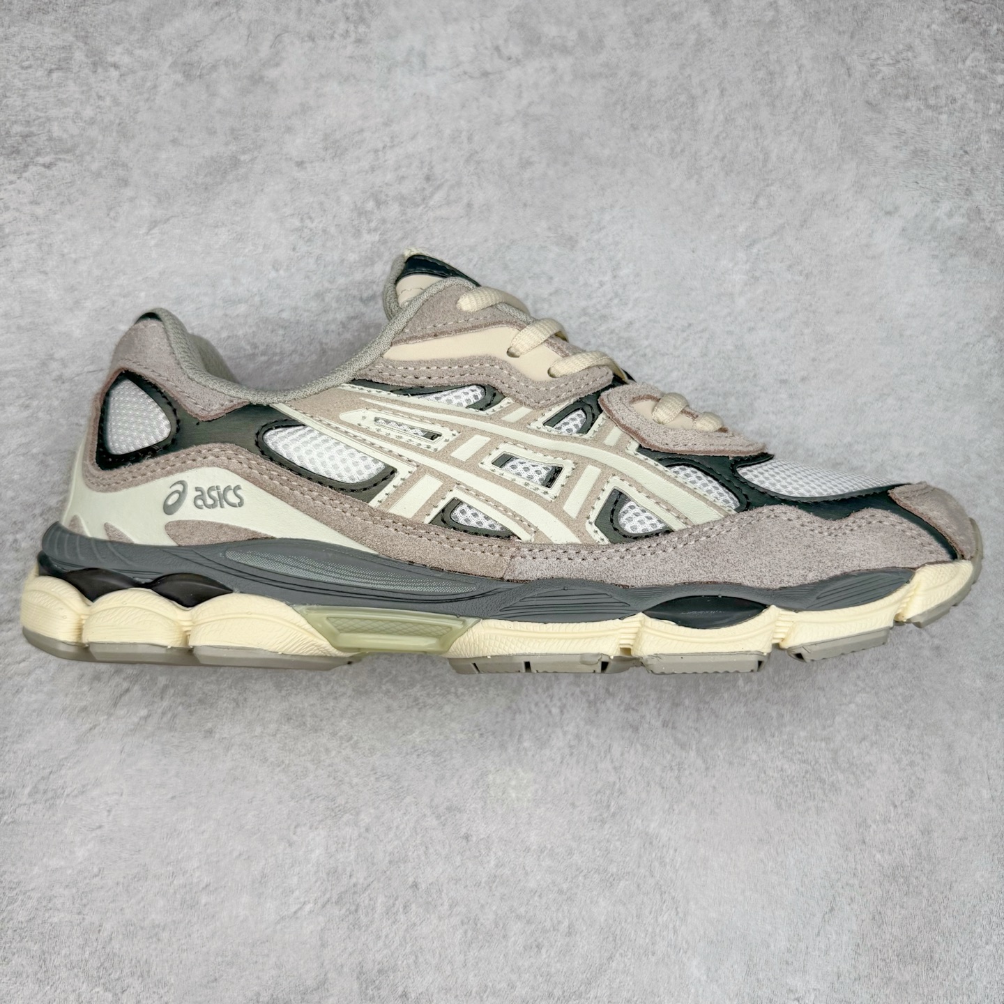 Asics GEL-NYC 亚瑟士防滑耐磨透气低帮运动休闲鞋 GEL-NYC™ 运动鞋的灵感源自传统和现代高性能跑步风格 其鞋面结构参考了 2000 年代初的 GEL-NIMBUS™ 3 鞋 并将其与 MC-PLUS V 设计中的各种装饰融为一体 该工装通过使用 GEL-CUMULUS® 16 鞋的工装系统来对比鞋面的复古风格 通过轻质泡沫和 GEL® 技术嵌入物的结合 这种中底结构有助于创造先进的脚底舒适度 尺码：36 37 37.5 38 39 40.5 41.5 42 42.5 43.5 44 45-选品中心