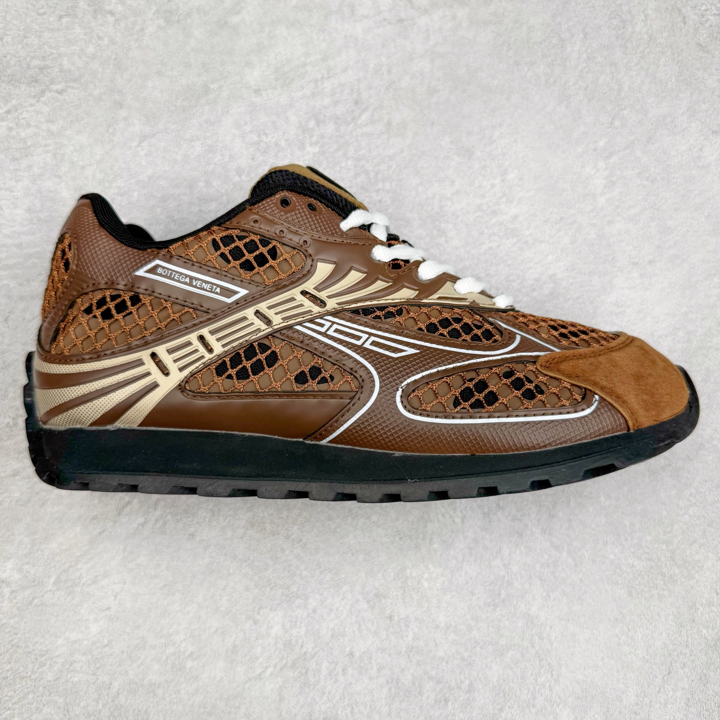 BOTTEGA VENETA Orbit Runner BV葆蝶家时尚休闲王一博同款老爹鞋运动鞋 原版开发 一比一打造 相似度百分之99以上 市场一梯队级别品质 区别市场任何标文顶级品质版本 采用轻质科技网布面料 搭配几何图案设计橡胶外底 王炸系列 高版本 认准套包工艺 实际增高很多哦 还是一样显腿细非常nice 耐玩耐造 对标对版 套包鞋工艺 认准高版本 大底选用拼色TPU大底 配置原版包装 尺码：35 36 37 38 39 40 41 42 43 44 45-选品中心