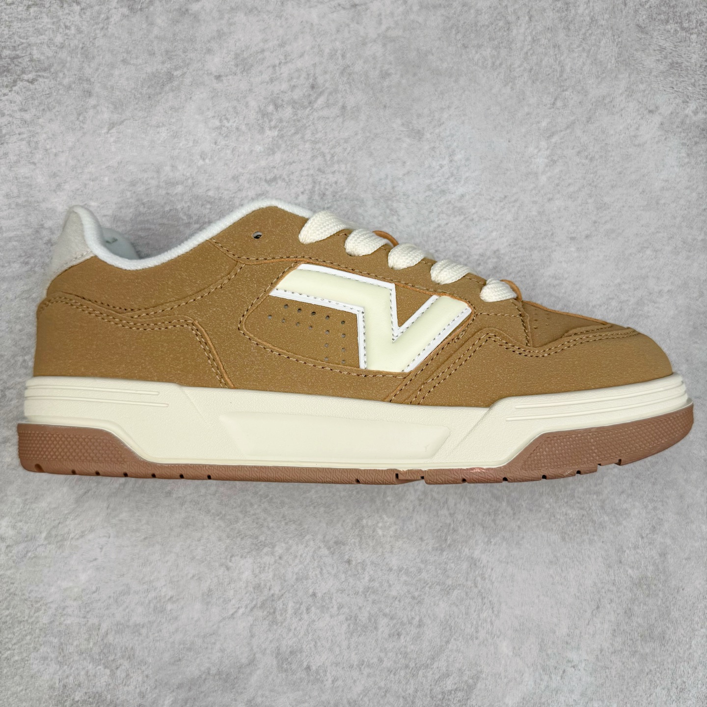 Vans Upland CL 棕色 范斯官方 美式复古休闲运动鞋 鞋面采用麂皮拼接皮质而成 质感十足 经典小V侧标饰条 整体以胖胖的面包滑板鞋样式示人 复古鞋型重演千禧风 货号:VN000D1HE2V 尺码:36 36.5 37 38 38.5 39 40 40.5 41 42 42.5 43 44 45 正常码-选品中心