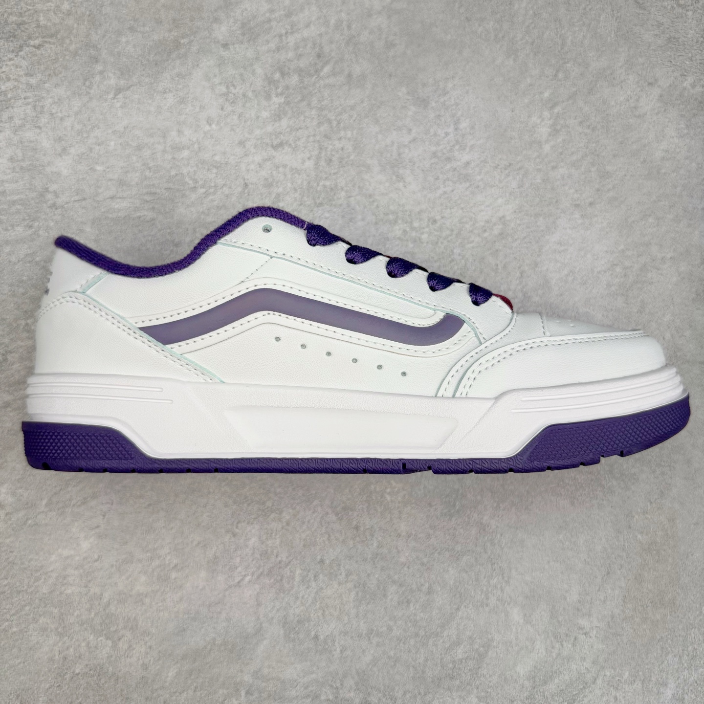 全新鞋型 Vans Hylane 白紫 范斯官方 美式复古休闲运动鞋 本季 Vans 推出的全新鞋型 Hylane 继承了复古千禧滑板鞋 Upland 的设计精髓,鞋面整体以胖胖的面包滑板鞋样式示人,在设计上 Hylane 更是做出了更多现代化的改动。 货号:VN000D1JPRP 尺码:36 36.5 37 38 38.5 39 40 40.5 41 42 42.5 43 44 45 正常码-选品中心