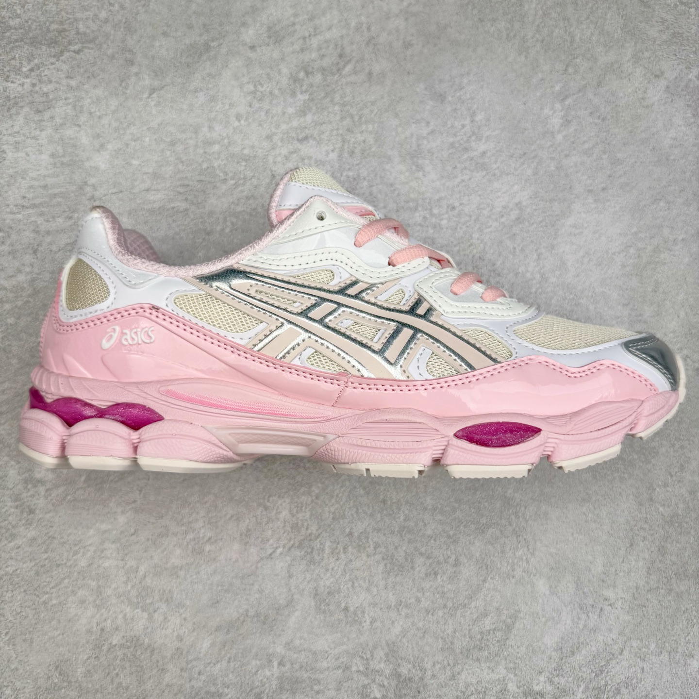 Asics GEL-NYC 亚瑟士防滑耐磨透气低帮运动休闲鞋 GEL-NYC™ 运动鞋的灵感源自传统和现代高性能跑步风格 其鞋面结构参考了 2000 年代初的 GEL-NIMBUS™ 3 鞋 并将其与 MC-PLUS V 设计中的各种装饰融为一体 该工装通过使用 GEL-CUMULUS® 16 鞋的工装系统来对比鞋面的复古风格 通过轻质泡沫和 GEL® 技术嵌入物的结合 这种中底结构有助于创造先进的脚底舒适度 尺码：36 37 37.5 38 39 40.5 41.5 42 42.5 43.5 44 45-选品中心