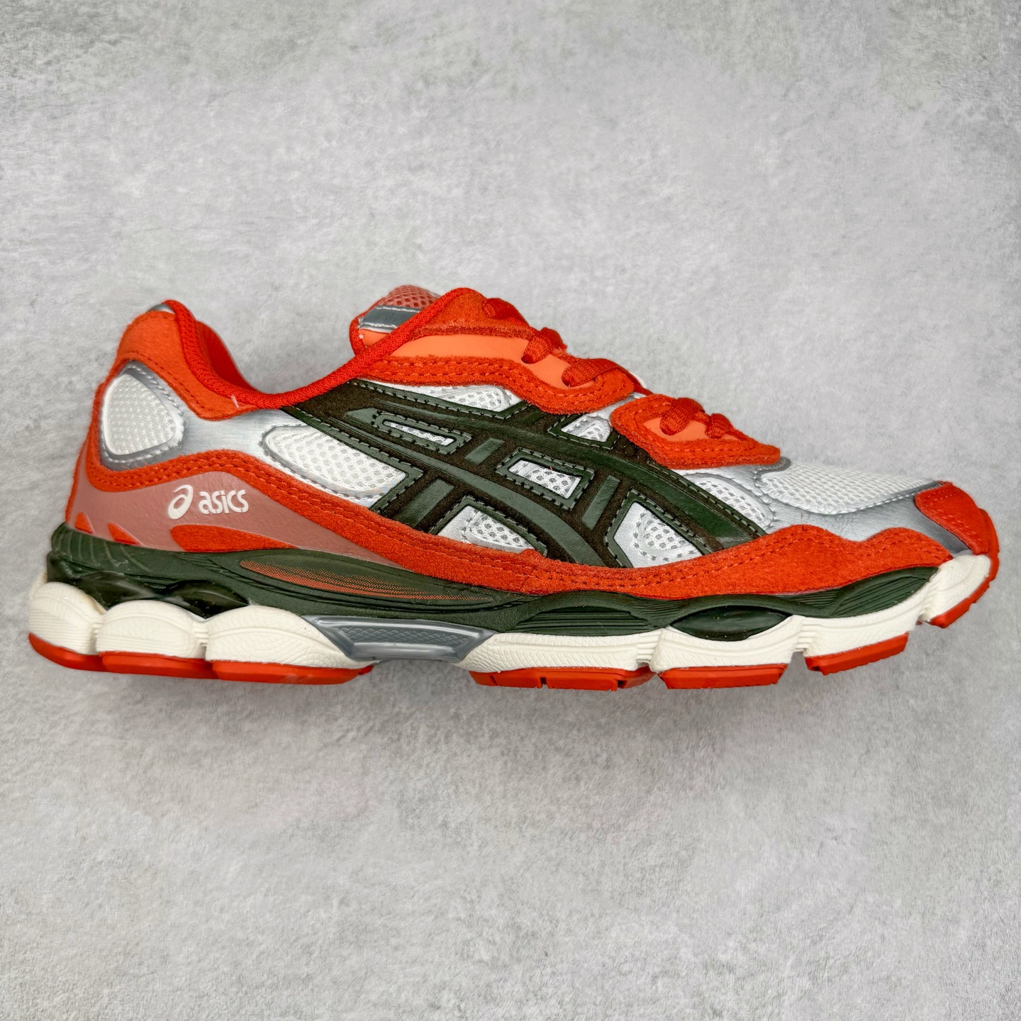 Asics GEL-NYC 亚瑟士防滑耐磨透气低帮运动休闲鞋 GEL-NYC™ 运动鞋的灵感源自传统和现代高性能跑步风格 其鞋面结构参考了 2000 年代初的 GEL-NIMBUS™ 3 鞋 并将其与 MC-PLUS V 设计中的各种装饰融为一体 该工装通过使用 GEL-CUMULUS® 16 鞋的工装系统来对比鞋面的复古风格 通过轻质泡沫和 GEL® 技术嵌入物的结合 这种中底结构有助于创造先进的脚底舒适度 尺码：36 37 37.5 38 39 40.5 41.5 42 42.5 43.5 44 45-选品中心