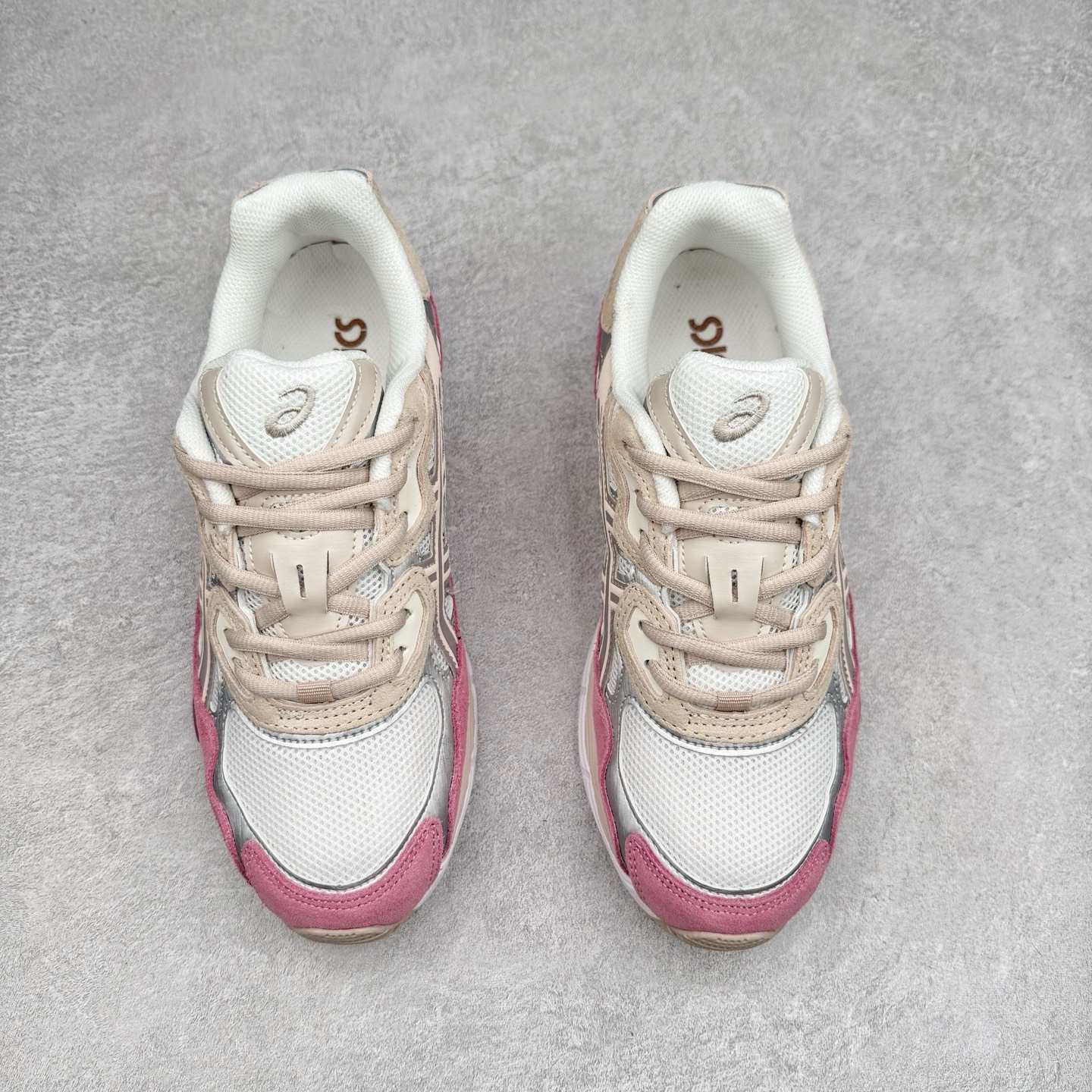 图片[2]-Asics GEL-NYC 亚瑟士防滑耐磨透气低帮运动休闲鞋 GEL-NYC™ 运动鞋的灵感源自传统和现代高性能跑步风格 其鞋面结构参考了 2000 年代初的 GEL-NIMBUS™ 3 鞋 并将其与 MC-PLUS V 设计中的各种装饰融为一体 该工装通过使用 GEL-CUMULUS® 16 鞋的工装系统来对比鞋面的复古风格 通过轻质泡沫和 GEL® 技术嵌入物的结合 这种中底结构有助于创造先进的脚底舒适度 尺码：36 37 37.5 38 39 40.5 41.5 42 42.5 43.5 44 45-选品中心