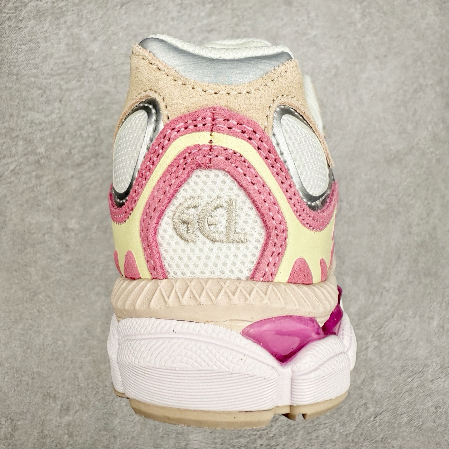 图片[8]-Asics GEL-NYC 亚瑟士防滑耐磨透气低帮运动休闲鞋 GEL-NYC™ 运动鞋的灵感源自传统和现代高性能跑步风格 其鞋面结构参考了 2000 年代初的 GEL-NIMBUS™ 3 鞋 并将其与 MC-PLUS V 设计中的各种装饰融为一体 该工装通过使用 GEL-CUMULUS® 16 鞋的工装系统来对比鞋面的复古风格 通过轻质泡沫和 GEL® 技术嵌入物的结合 这种中底结构有助于创造先进的脚底舒适度 尺码：36 37 37.5 38 39 40.5 41.5 42 42.5 43.5 44 45-选品中心