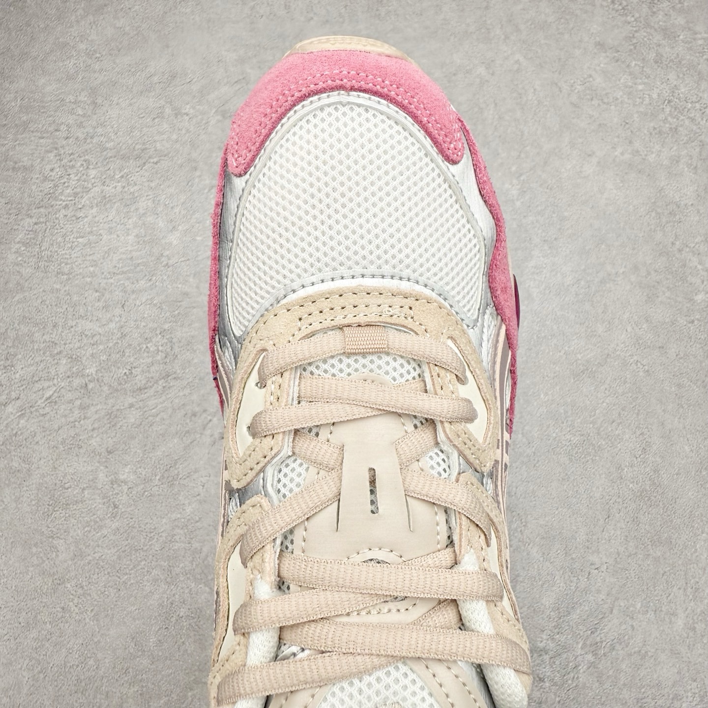 图片[4]-Asics GEL-NYC 亚瑟士防滑耐磨透气低帮运动休闲鞋 GEL-NYC™ 运动鞋的灵感源自传统和现代高性能跑步风格 其鞋面结构参考了 2000 年代初的 GEL-NIMBUS™ 3 鞋 并将其与 MC-PLUS V 设计中的各种装饰融为一体 该工装通过使用 GEL-CUMULUS® 16 鞋的工装系统来对比鞋面的复古风格 通过轻质泡沫和 GEL® 技术嵌入物的结合 这种中底结构有助于创造先进的脚底舒适度 尺码：36 37 37.5 38 39 40.5 41.5 42 42.5 43.5 44 45-选品中心