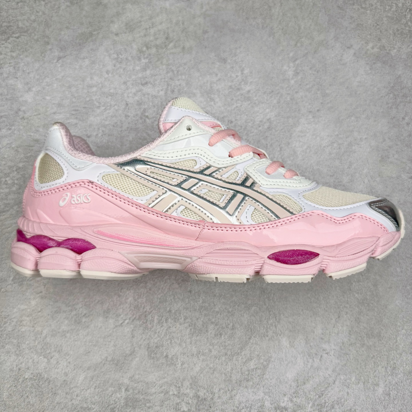 Asics GEL-NYC 亚瑟士防滑耐磨透气低帮运动休闲鞋 GEL-NYC™ 运动鞋的灵感源自传统和现代高性能跑步风格 其鞋面结构参考了 2000 年代初的 GEL-NIMBUS™ 3 鞋 并将其与 MC-PLUS V 设计中的各种装饰融为一体 该工装通过使用 GEL-CUMULUS® 16 鞋的工装系统来对比鞋面的复古风格 通过轻质泡沫和 GEL® 技术嵌入物的结合 这种中底结构有助于创造先进的脚底舒适度 尺码：36 37 37.5 38 39 40.5 41.5 42 42.5 43.5 44 45-选品中心