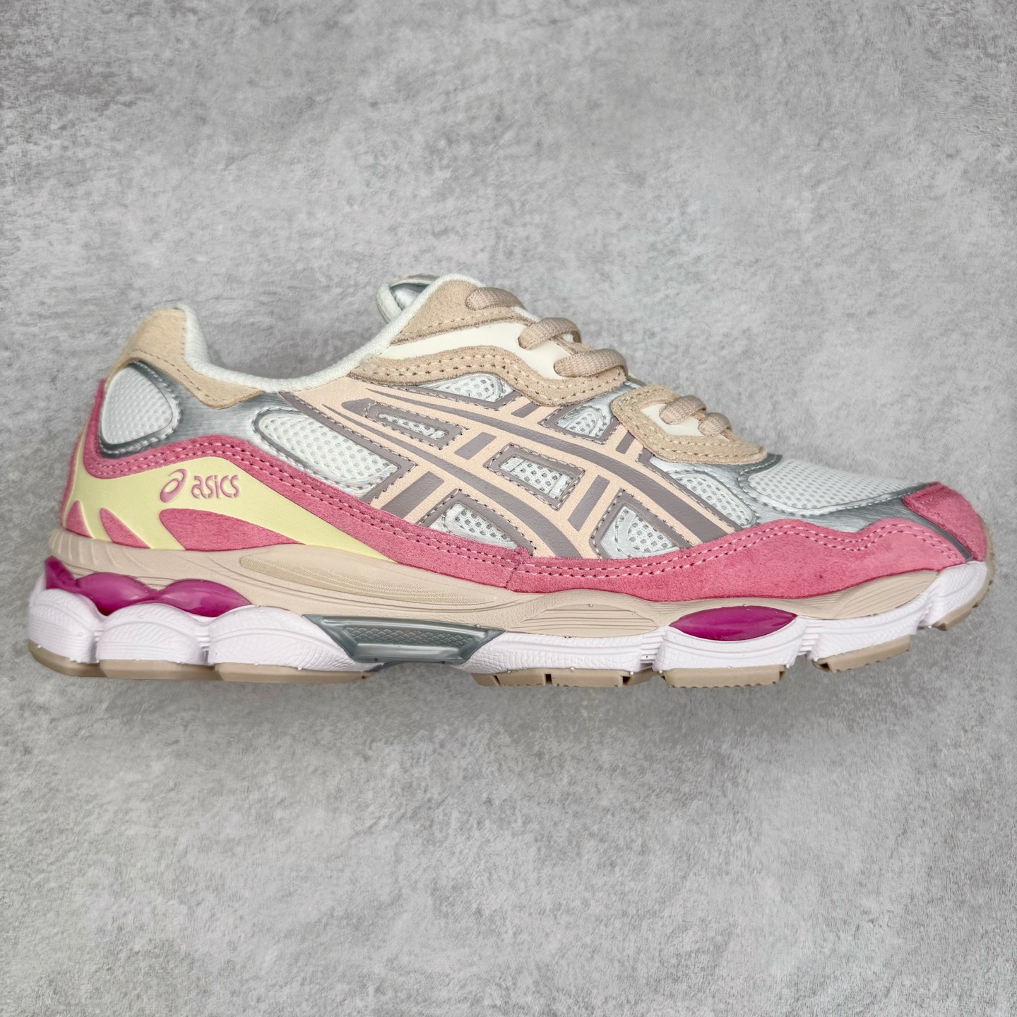 Asics GEL-NYC 亚瑟士防滑耐磨透气低帮运动休闲鞋 GEL-NYC™ 运动鞋的灵感源自传统和现代高性能跑步风格 其鞋面结构参考了 2000 年代初的 GEL-NIMBUS™ 3 鞋 并将其与 MC-PLUS V 设计中的各种装饰融为一体 该工装通过使用 GEL-CUMULUS® 16 鞋的工装系统来对比鞋面的复古风格 通过轻质泡沫和 GEL® 技术嵌入物的结合 这种中底结构有助于创造先进的脚底舒适度 尺码：36 37 37.5 38 39 40.5 41.5 42 42.5 43.5 44 45-选品中心