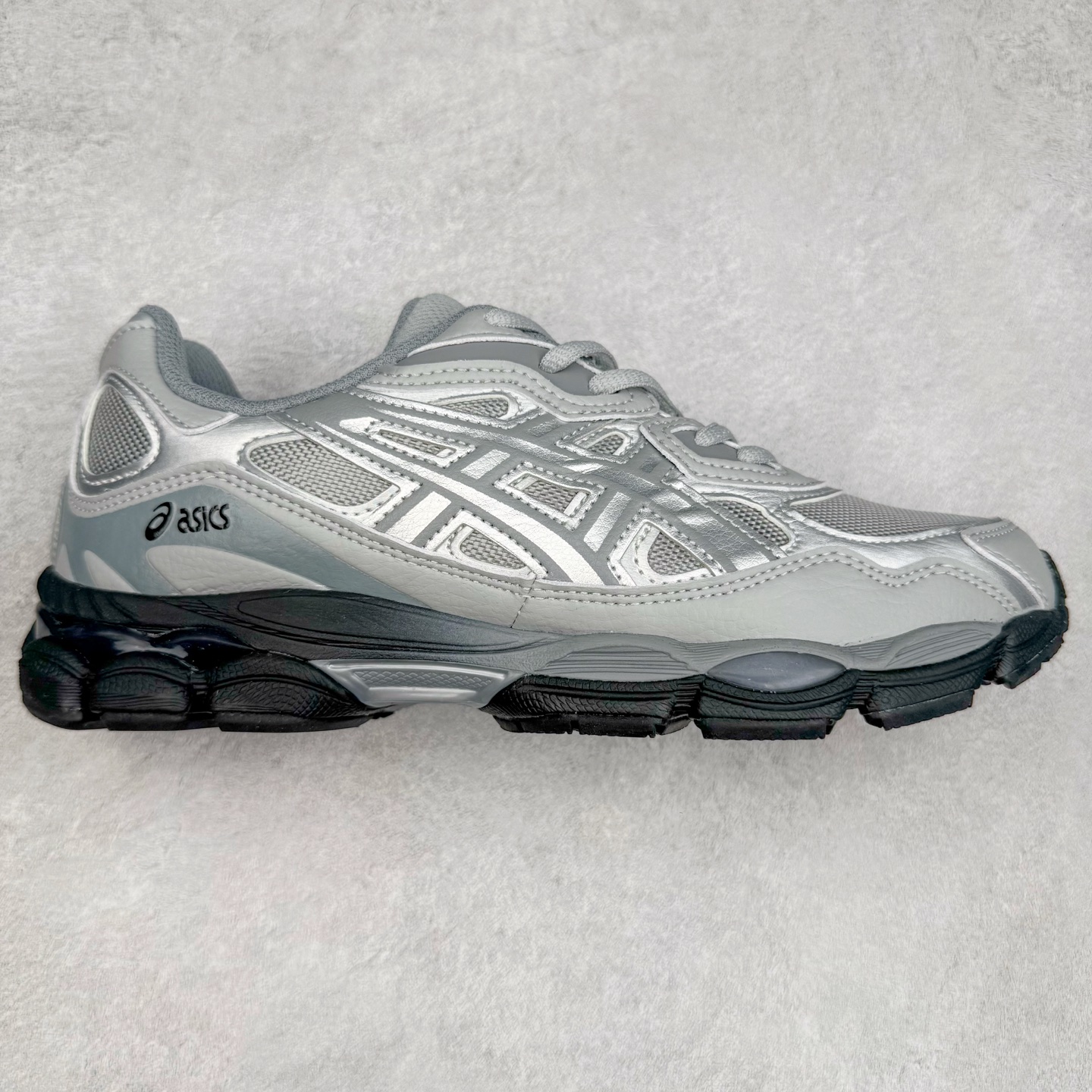 图片[9]-Asics GEL-NYC 亚瑟士防滑耐磨透气低帮运动休闲鞋 GEL-NYC™ 运动鞋的灵感源自传统和现代高性能跑步风格 其鞋面结构参考了 2000 年代初的 GEL-NIMBUS™ 3 鞋 并将其与 MC-PLUS V 设计中的各种装饰融为一体 该工装通过使用 GEL-CUMULUS® 16 鞋的工装系统来对比鞋面的复古风格 通过轻质泡沫和 GEL® 技术嵌入物的结合 这种中底结构有助于创造先进的脚底舒适度 尺码：36 37 37.5 38 39 40.5 41.5 42 42.5 43.5 44 45-选品中心