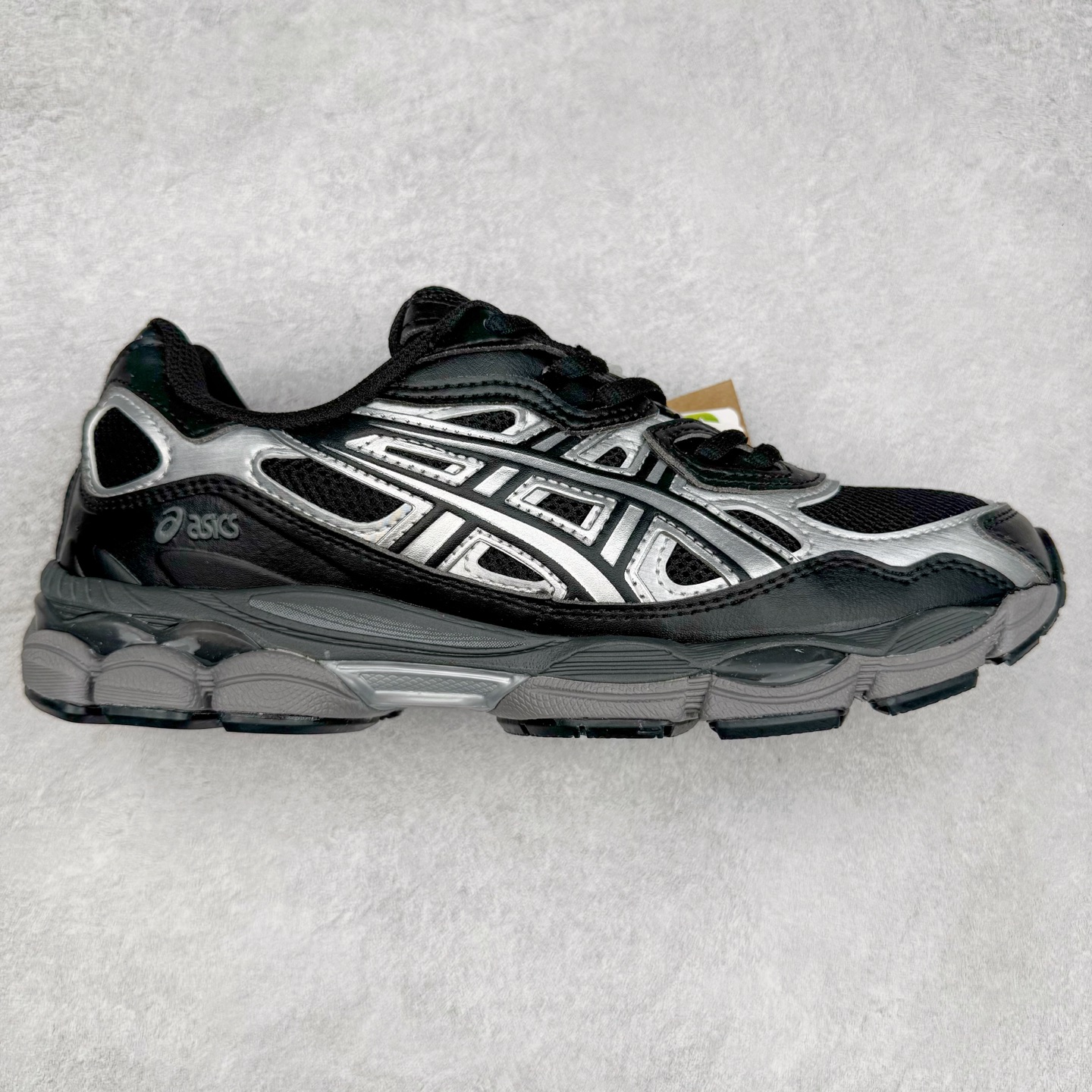 图片[8]-Asics GEL-NYC 亚瑟士防滑耐磨透气低帮运动休闲鞋 GEL-NYC™ 运动鞋的灵感源自传统和现代高性能跑步风格 其鞋面结构参考了 2000 年代初的 GEL-NIMBUS™ 3 鞋 并将其与 MC-PLUS V 设计中的各种装饰融为一体 该工装通过使用 GEL-CUMULUS® 16 鞋的工装系统来对比鞋面的复古风格 通过轻质泡沫和 GEL® 技术嵌入物的结合 这种中底结构有助于创造先进的脚底舒适度 尺码：36 37 37.5 38 39 40.5 41.5 42 42.5 43.5 44 45-选品中心