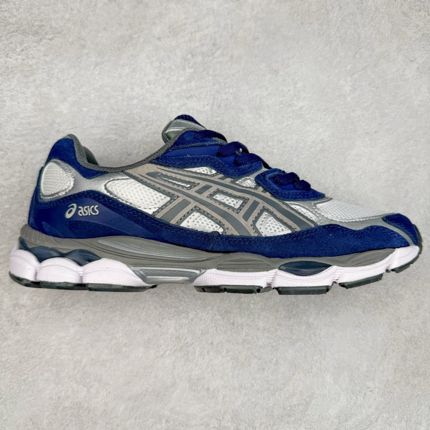 Asics GEL-NYC 亚瑟士防滑耐磨透气低帮运动休闲鞋 GEL-NYC™ 运动鞋的灵感源自传统和现代高性能跑步风格 其鞋面结构参考了 2000 年代初的 GEL-NIMBUS™ 3 鞋 并将其与 MC-PLUS V 设计中的各种装饰融为一体 该工装通过使用 GEL-CUMULUS® 16 鞋的工装系统来对比鞋面的复古风格 通过轻质泡沫和 GEL® 技术嵌入物的结合 这种中底结构有助于创造先进的脚底舒适度 尺码：36 37 37.5 38 39 40.5 41.5 42 42.5 43.5 44 45-选品中心