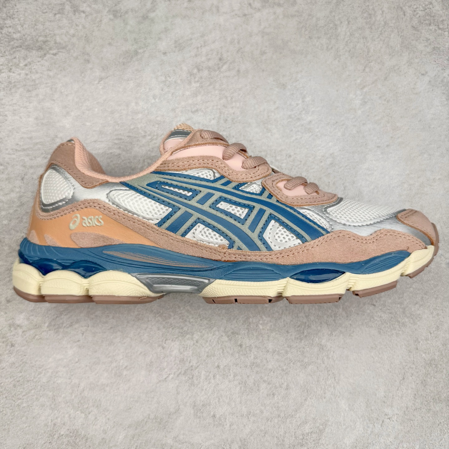 图片[5]-Asics GEL-NYC 亚瑟士防滑耐磨透气低帮运动休闲鞋 GEL-NYC™ 运动鞋的灵感源自传统和现代高性能跑步风格 其鞋面结构参考了 2000 年代初的 GEL-NIMBUS™ 3 鞋 并将其与 MC-PLUS V 设计中的各种装饰融为一体 该工装通过使用 GEL-CUMULUS® 16 鞋的工装系统来对比鞋面的复古风格 通过轻质泡沫和 GEL® 技术嵌入物的结合 这种中底结构有助于创造先进的脚底舒适度 尺码：36 37 37.5 38 39 40.5 41.5 42 42.5 43.5 44 45-选品中心