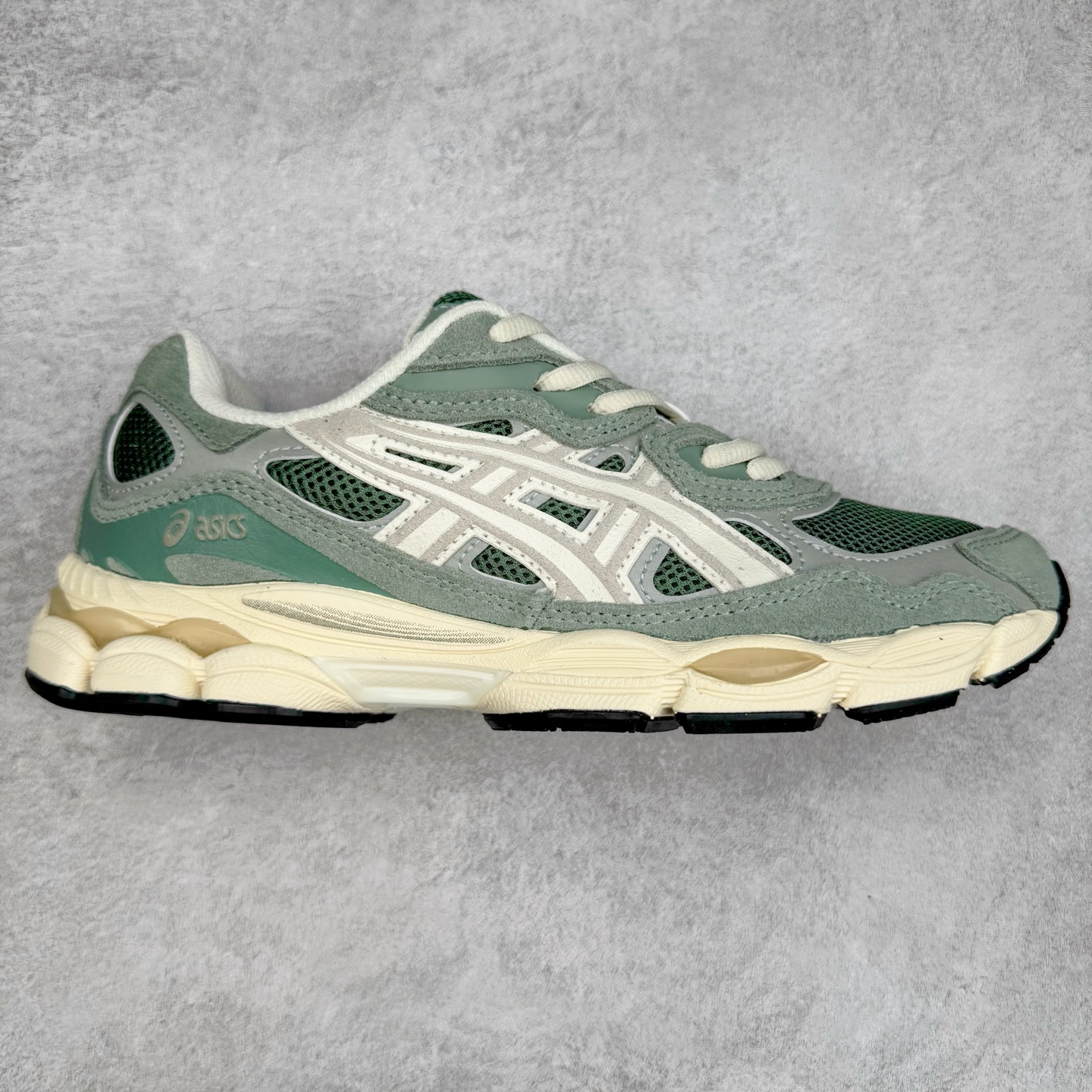 图片[2]-Asics GEL-NYC 亚瑟士防滑耐磨透气低帮运动休闲鞋 GEL-NYC™ 运动鞋的灵感源自传统和现代高性能跑步风格 其鞋面结构参考了 2000 年代初的 GEL-NIMBUS™ 3 鞋 并将其与 MC-PLUS V 设计中的各种装饰融为一体 该工装通过使用 GEL-CUMULUS® 16 鞋的工装系统来对比鞋面的复古风格 通过轻质泡沫和 GEL® 技术嵌入物的结合 这种中底结构有助于创造先进的脚底舒适度 尺码：36 37 37.5 38 39 40.5 41.5 42 42.5 43.5 44 45-选品中心