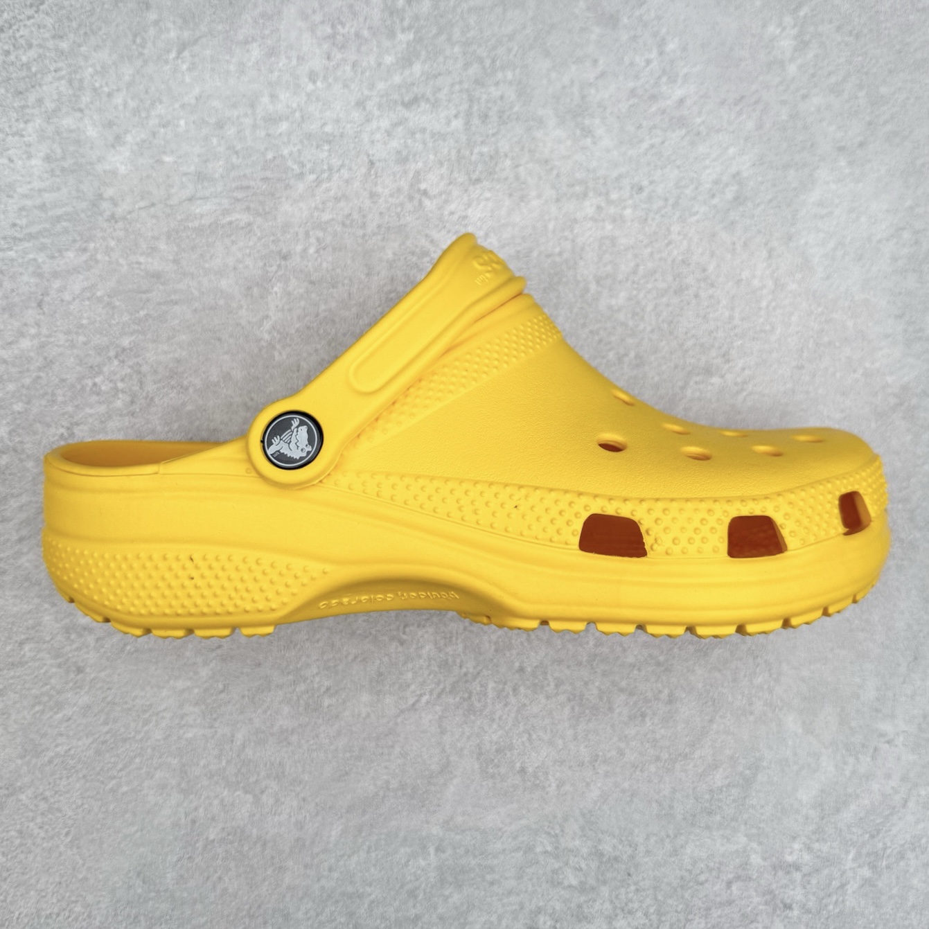 ＃DG莞产 Crocs Classic Clog 卡骆驰经典简约休闲沙滩洞洞拖鞋凉鞋 透明防水袋包装 注意配件需单独购买 超轻Croslite专利材料打造 鞋面更加耐用易清洗 该鞋款轻盈舒适 2002年 经典克骆格诞生 秉承外形简单 穿着舒适的初衷 不断为消费者带来舒适的穿着体验 穿出“趣”味 鞋面洞洞可搭彰显个性的智必星 一鞋两穿 可调节式后跟带增添鞋身的稳固性能 放前面变成愜意舒适的凉拖 放后面行走跑跳更加稳妥 Croslite ™材料 封闭式细胞树脂 能够在体温作用下自动变形以适应脚部形状 涉水性优秀的同时易于清洁 抓地力强 不易打滑 Crocs的核心理念：轻便 灵活 全方位的舒适感 同步官方尺码：M4（36-37） M5（37-38）M6（38-39）M7（39-40）M8（41-42）M9（42-43）M10（43-44）M11（45-46）-选品中心