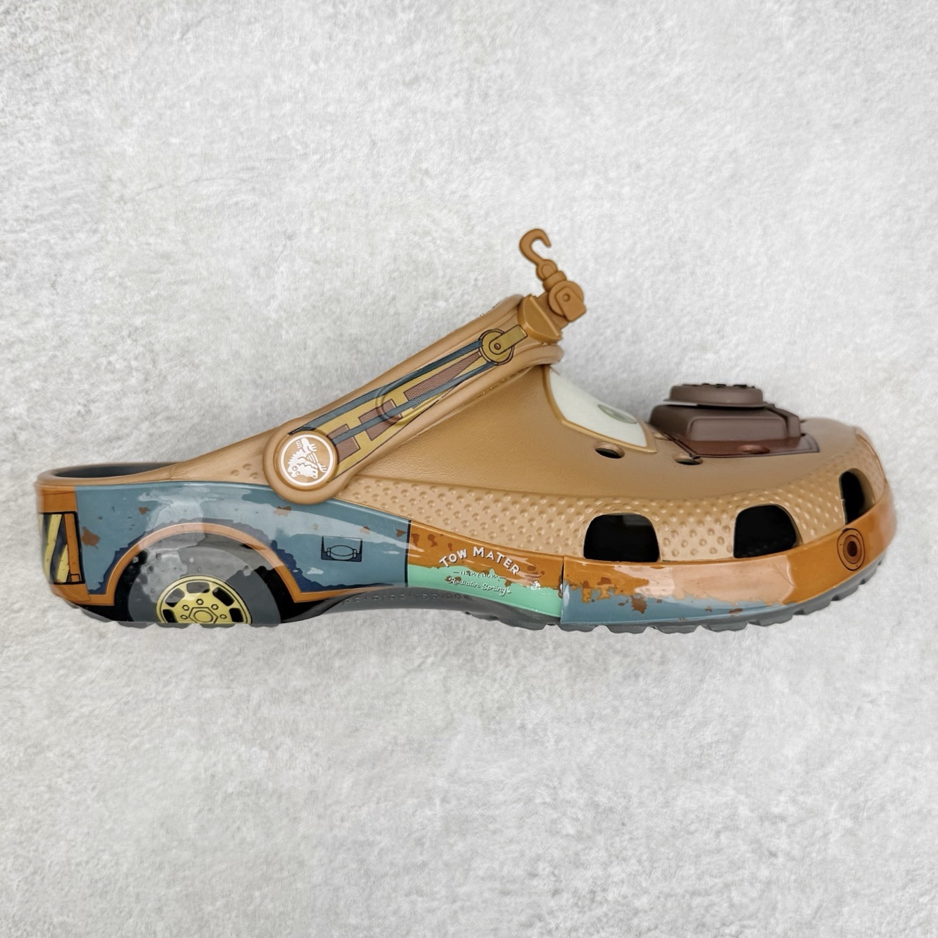 Cars x Crocs Classic Clog卡骆驰汽车总动员联名限定合作系列EVA经典一脚蹬包头洞洞鞋 男女同款 超轻Croslite专利材料打造 鞋面更加耐用易清洗 该鞋款轻盈舒适 2002年 经典克骆格诞生 秉承外形简单 穿着舒适的初衷 不断为消费者带来舒适的穿着体验 穿出“趣”味 鞋面洞洞可搭彰显个性的智必星 一鞋两穿 可调节式后跟带增添鞋身的稳固性能 放前面变成愜意舒适的凉拖 放后面行走跑跳更加稳妥 Croslite ™材料 封闭式细胞树脂 能够在体温作用下自动变形以适应脚部形状 涉水性优秀的同时易于清洁 抓地力强 不易打滑 Crocs的核心理念：轻便 灵活 全方位的舒适感 同步官方尺码：M4（36-37） M5（37-38）M6（38-39）M7（39-40）M8（41-42）M9（42-43）M10（43-44）M11（45-46）-选品中心