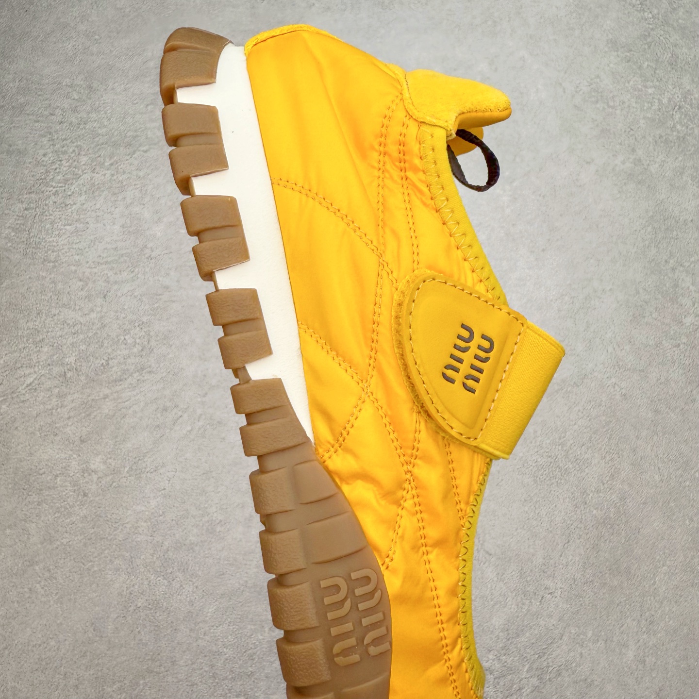图片[6]-Miumiu 25ss Tyre系列春夏新款 饼干鞋 阿甘鞋休闲运动鞋Miumiu最新爆款 前卫大胆的设计，风格融于此款厚底帆布运动鞋的简约线条，别致徽标饰于鞋舌与背面，点缀复古设计，平添标志性元素！厚底设计定义前卫的现代风格，这款Tyre集优雅气质与运动功能于一身，动感橡胶鞋底柔韧耐磨，令人联想起轮胎花纹，橡胶鞋底除了增加了这双鞋的复古属性外也增加了防滑功能鞋面由科技织物和麂皮制成，融合运动与时尚、功能与优雅，表达了Miu Miu的核心精神 尺码：35-40-选品中心