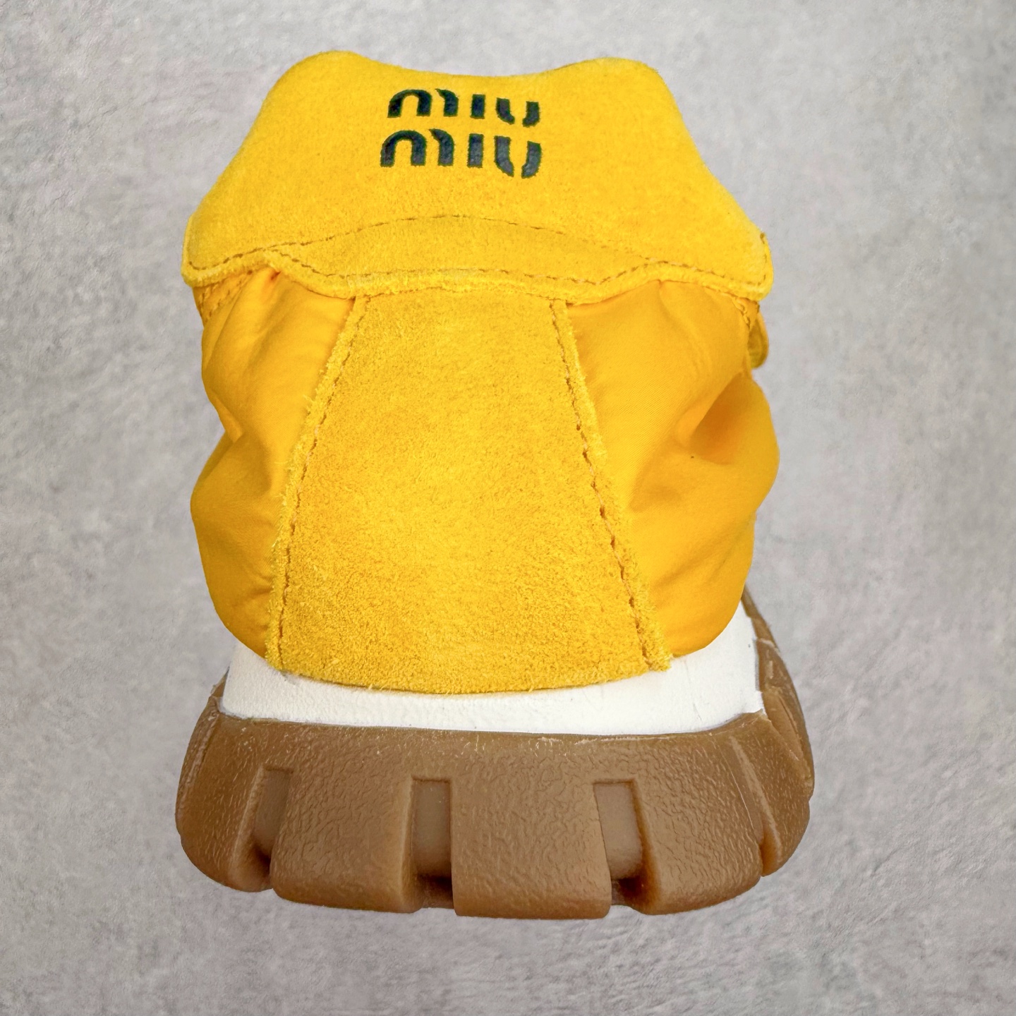 图片[8]-Miumiu 25ss Tyre系列春夏新款 饼干鞋 阿甘鞋休闲运动鞋Miumiu最新爆款 前卫大胆的设计，风格融于此款厚底帆布运动鞋的简约线条，别致徽标饰于鞋舌与背面，点缀复古设计，平添标志性元素！厚底设计定义前卫的现代风格，这款Tyre集优雅气质与运动功能于一身，动感橡胶鞋底柔韧耐磨，令人联想起轮胎花纹，橡胶鞋底除了增加了这双鞋的复古属性外也增加了防滑功能鞋面由科技织物和麂皮制成，融合运动与时尚、功能与优雅，表达了Miu Miu的核心精神 尺码：35-40-选品中心