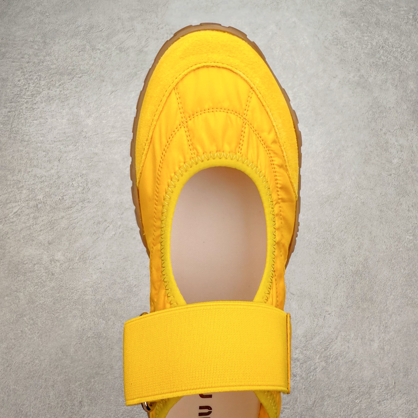 图片[4]-Miumiu 25ss Tyre系列春夏新款 饼干鞋 阿甘鞋休闲运动鞋Miumiu最新爆款 前卫大胆的设计，风格融于此款厚底帆布运动鞋的简约线条，别致徽标饰于鞋舌与背面，点缀复古设计，平添标志性元素！厚底设计定义前卫的现代风格，这款Tyre集优雅气质与运动功能于一身，动感橡胶鞋底柔韧耐磨，令人联想起轮胎花纹，橡胶鞋底除了增加了这双鞋的复古属性外也增加了防滑功能鞋面由科技织物和麂皮制成，融合运动与时尚、功能与优雅，表达了Miu Miu的核心精神 尺码：35-40-选品中心