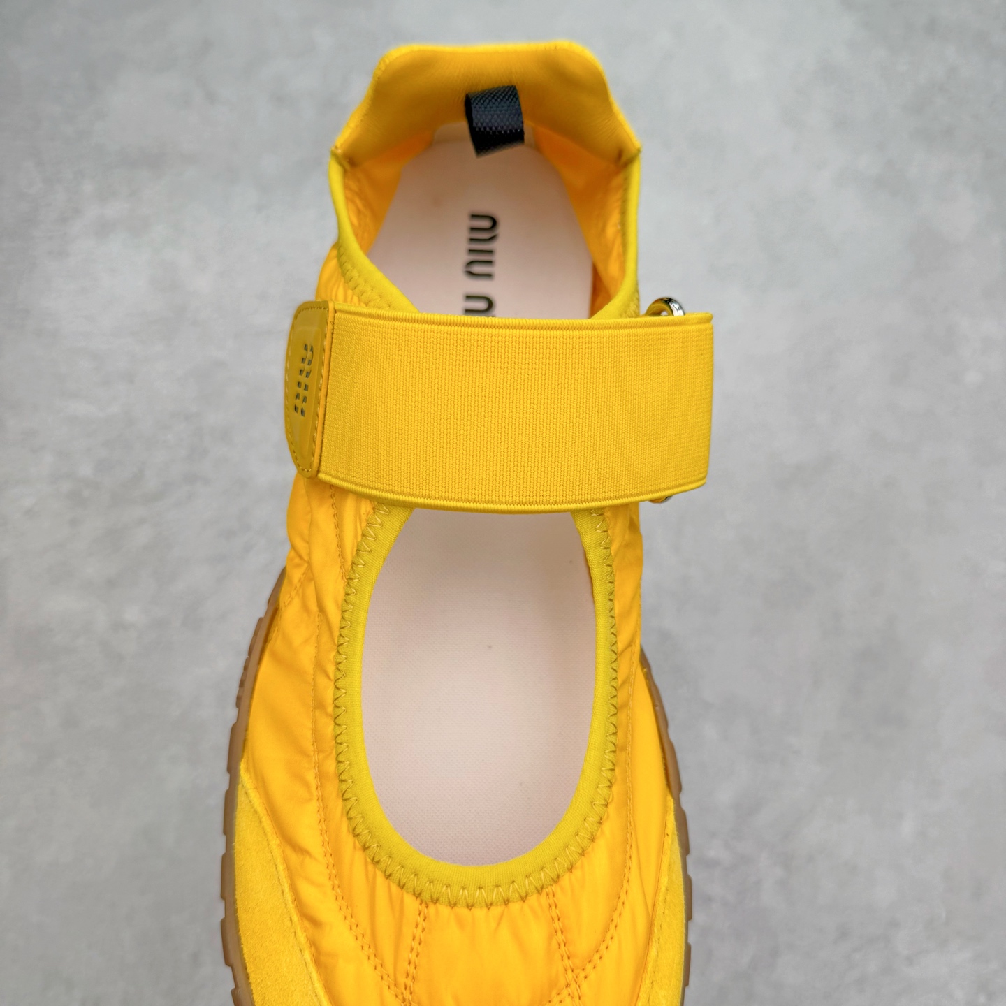 图片[5]-Miumiu 25ss Tyre系列春夏新款 饼干鞋 阿甘鞋休闲运动鞋Miumiu最新爆款 前卫大胆的设计，风格融于此款厚底帆布运动鞋的简约线条，别致徽标饰于鞋舌与背面，点缀复古设计，平添标志性元素！厚底设计定义前卫的现代风格，这款Tyre集优雅气质与运动功能于一身，动感橡胶鞋底柔韧耐磨，令人联想起轮胎花纹，橡胶鞋底除了增加了这双鞋的复古属性外也增加了防滑功能鞋面由科技织物和麂皮制成，融合运动与时尚、功能与优雅，表达了Miu Miu的核心精神 尺码：35-40-选品中心