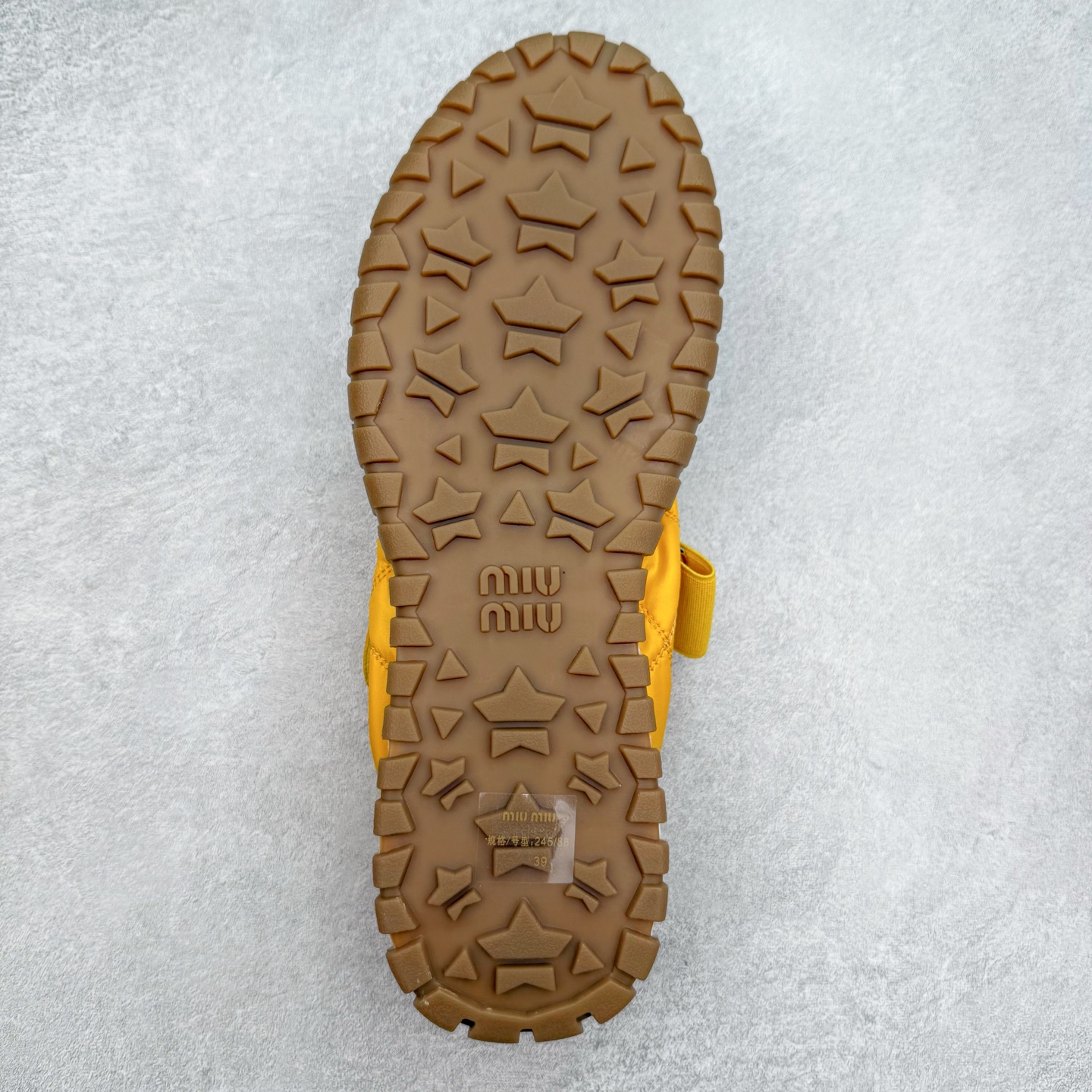 图片[9]-Miumiu 25ss Tyre系列春夏新款 饼干鞋 阿甘鞋休闲运动鞋Miumiu最新爆款 前卫大胆的设计，风格融于此款厚底帆布运动鞋的简约线条，别致徽标饰于鞋舌与背面，点缀复古设计，平添标志性元素！厚底设计定义前卫的现代风格，这款Tyre集优雅气质与运动功能于一身，动感橡胶鞋底柔韧耐磨，令人联想起轮胎花纹，橡胶鞋底除了增加了这双鞋的复古属性外也增加了防滑功能鞋面由科技织物和麂皮制成，融合运动与时尚、功能与优雅，表达了Miu Miu的核心精神 尺码：35-40-选品中心