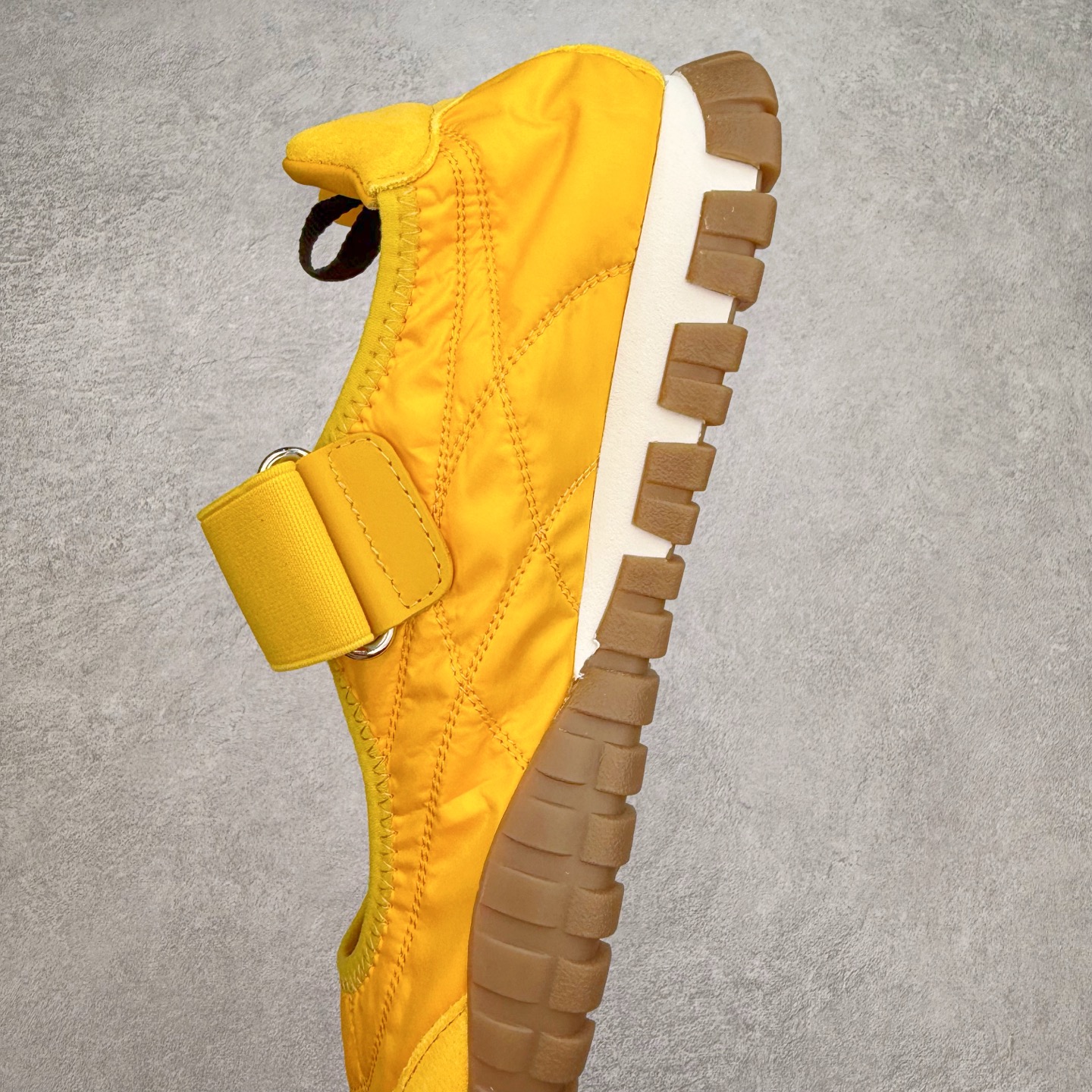 图片[7]-Miumiu 25ss Tyre系列春夏新款 饼干鞋 阿甘鞋休闲运动鞋Miumiu最新爆款 前卫大胆的设计，风格融于此款厚底帆布运动鞋的简约线条，别致徽标饰于鞋舌与背面，点缀复古设计，平添标志性元素！厚底设计定义前卫的现代风格，这款Tyre集优雅气质与运动功能于一身，动感橡胶鞋底柔韧耐磨，令人联想起轮胎花纹，橡胶鞋底除了增加了这双鞋的复古属性外也增加了防滑功能鞋面由科技织物和麂皮制成，融合运动与时尚、功能与优雅，表达了Miu Miu的核心精神 尺码：35-40-选品中心