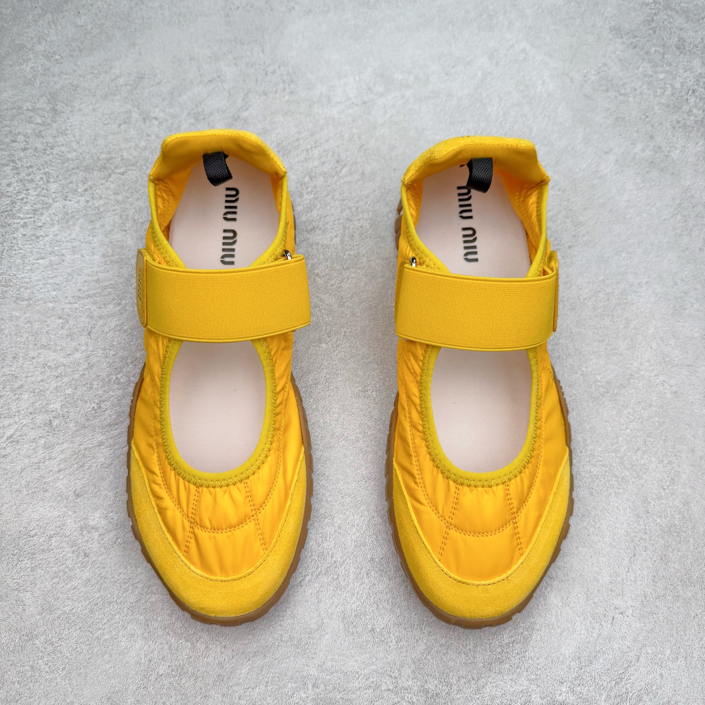 图片[2]-Miumiu 25ss Tyre系列春夏新款 饼干鞋 阿甘鞋休闲运动鞋Miumiu最新爆款 前卫大胆的设计，风格融于此款厚底帆布运动鞋的简约线条，别致徽标饰于鞋舌与背面，点缀复古设计，平添标志性元素！厚底设计定义前卫的现代风格，这款Tyre集优雅气质与运动功能于一身，动感橡胶鞋底柔韧耐磨，令人联想起轮胎花纹，橡胶鞋底除了增加了这双鞋的复古属性外也增加了防滑功能鞋面由科技织物和麂皮制成，融合运动与时尚、功能与优雅，表达了Miu Miu的核心精神 尺码：35-40-选品中心