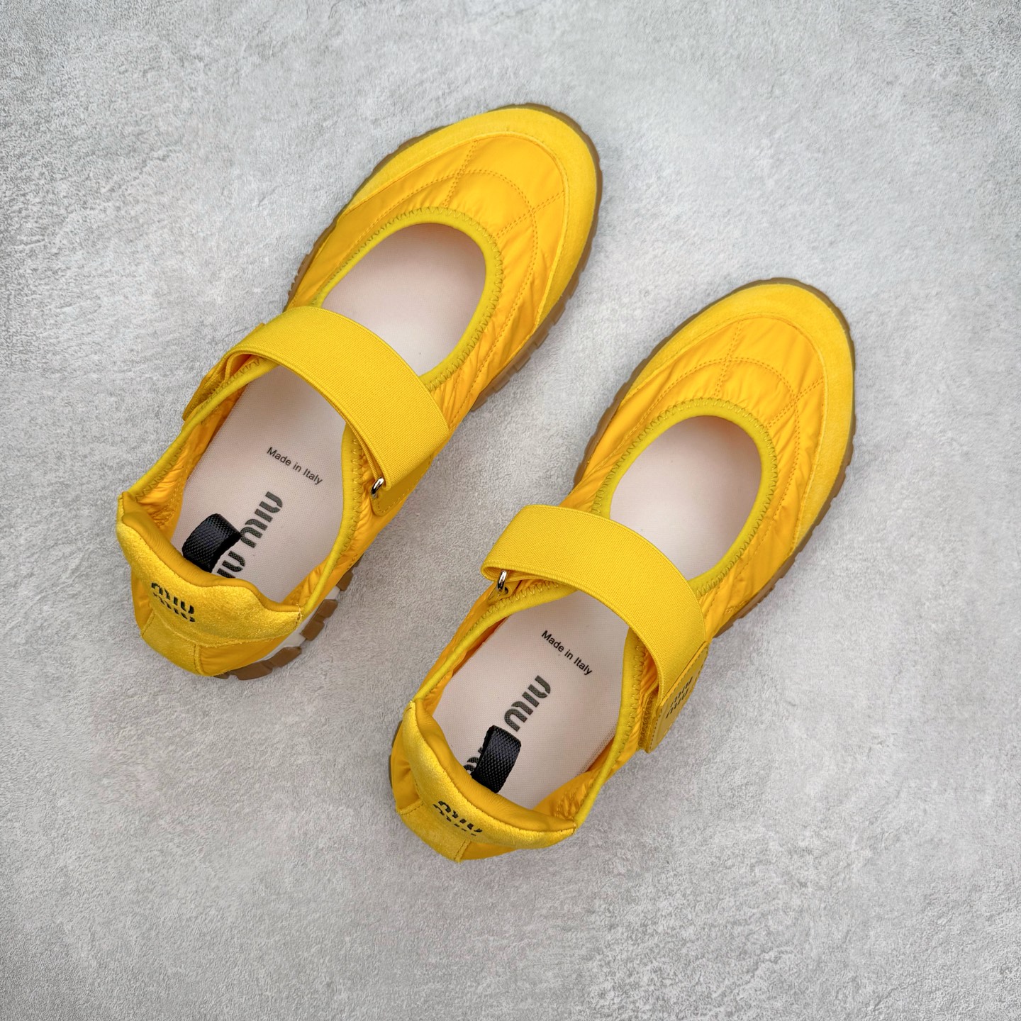 图片[3]-Miumiu 25ss Tyre系列春夏新款 饼干鞋 阿甘鞋休闲运动鞋Miumiu最新爆款 前卫大胆的设计，风格融于此款厚底帆布运动鞋的简约线条，别致徽标饰于鞋舌与背面，点缀复古设计，平添标志性元素！厚底设计定义前卫的现代风格，这款Tyre集优雅气质与运动功能于一身，动感橡胶鞋底柔韧耐磨，令人联想起轮胎花纹，橡胶鞋底除了增加了这双鞋的复古属性外也增加了防滑功能鞋面由科技织物和麂皮制成，融合运动与时尚、功能与优雅，表达了Miu Miu的核心精神 尺码：35-40-选品中心