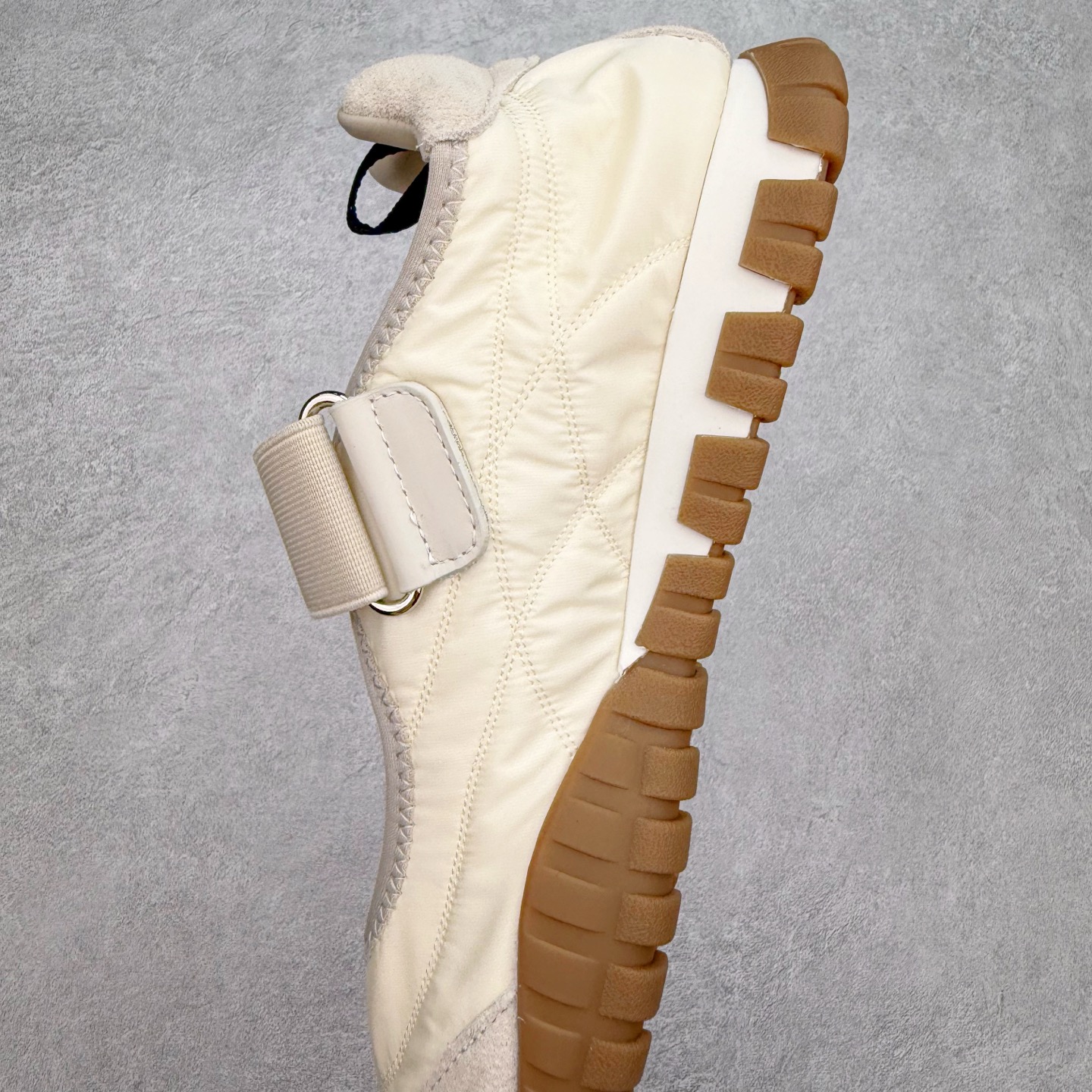 图片[7]-Miumiu 25ss Tyre系列春夏新款 饼干鞋 阿甘鞋休闲运动鞋Miumiu最新爆款 前卫大胆的设计，风格融于此款厚底帆布运动鞋的简约线条，别致徽标饰于鞋舌与背面，点缀复古设计，平添标志性元素！厚底设计定义前卫的现代风格，这款Tyre集优雅气质与运动功能于一身，动感橡胶鞋底柔韧耐磨，令人联想起轮胎花纹，橡胶鞋底除了增加了这双鞋的复古属性外也增加了防滑功能鞋面由科技织物和麂皮制成，融合运动与时尚、功能与优雅，表达了Miu Miu的核心精神 尺码：35-40-选品中心