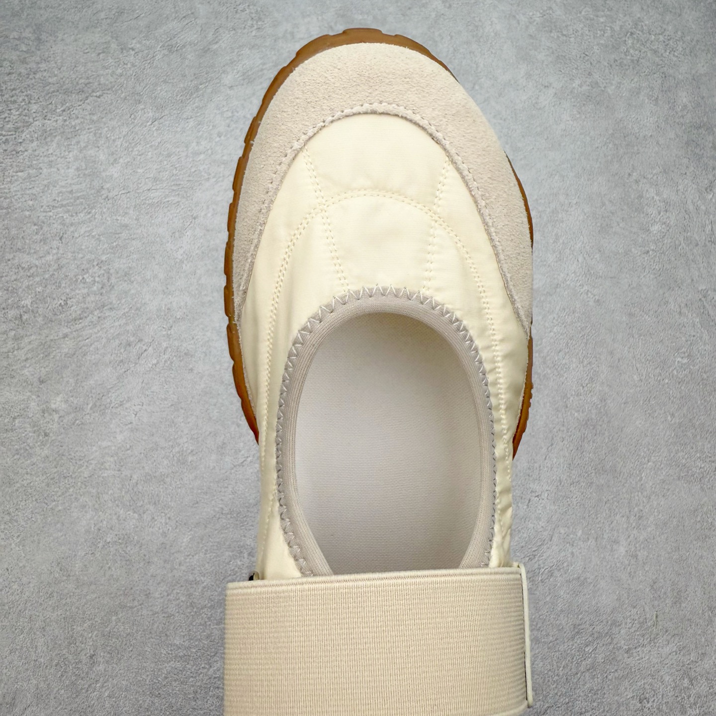 图片[4]-Miumiu 25ss Tyre系列春夏新款 饼干鞋 阿甘鞋休闲运动鞋Miumiu最新爆款 前卫大胆的设计，风格融于此款厚底帆布运动鞋的简约线条，别致徽标饰于鞋舌与背面，点缀复古设计，平添标志性元素！厚底设计定义前卫的现代风格，这款Tyre集优雅气质与运动功能于一身，动感橡胶鞋底柔韧耐磨，令人联想起轮胎花纹，橡胶鞋底除了增加了这双鞋的复古属性外也增加了防滑功能鞋面由科技织物和麂皮制成，融合运动与时尚、功能与优雅，表达了Miu Miu的核心精神 尺码：35-40-选品中心