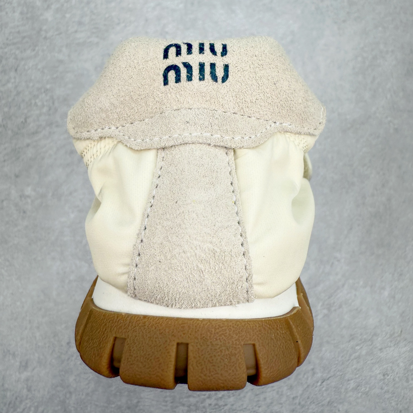 图片[8]-Miumiu 25ss Tyre系列春夏新款 饼干鞋 阿甘鞋休闲运动鞋Miumiu最新爆款 前卫大胆的设计，风格融于此款厚底帆布运动鞋的简约线条，别致徽标饰于鞋舌与背面，点缀复古设计，平添标志性元素！厚底设计定义前卫的现代风格，这款Tyre集优雅气质与运动功能于一身，动感橡胶鞋底柔韧耐磨，令人联想起轮胎花纹，橡胶鞋底除了增加了这双鞋的复古属性外也增加了防滑功能鞋面由科技织物和麂皮制成，融合运动与时尚、功能与优雅，表达了Miu Miu的核心精神 尺码：35-40-选品中心