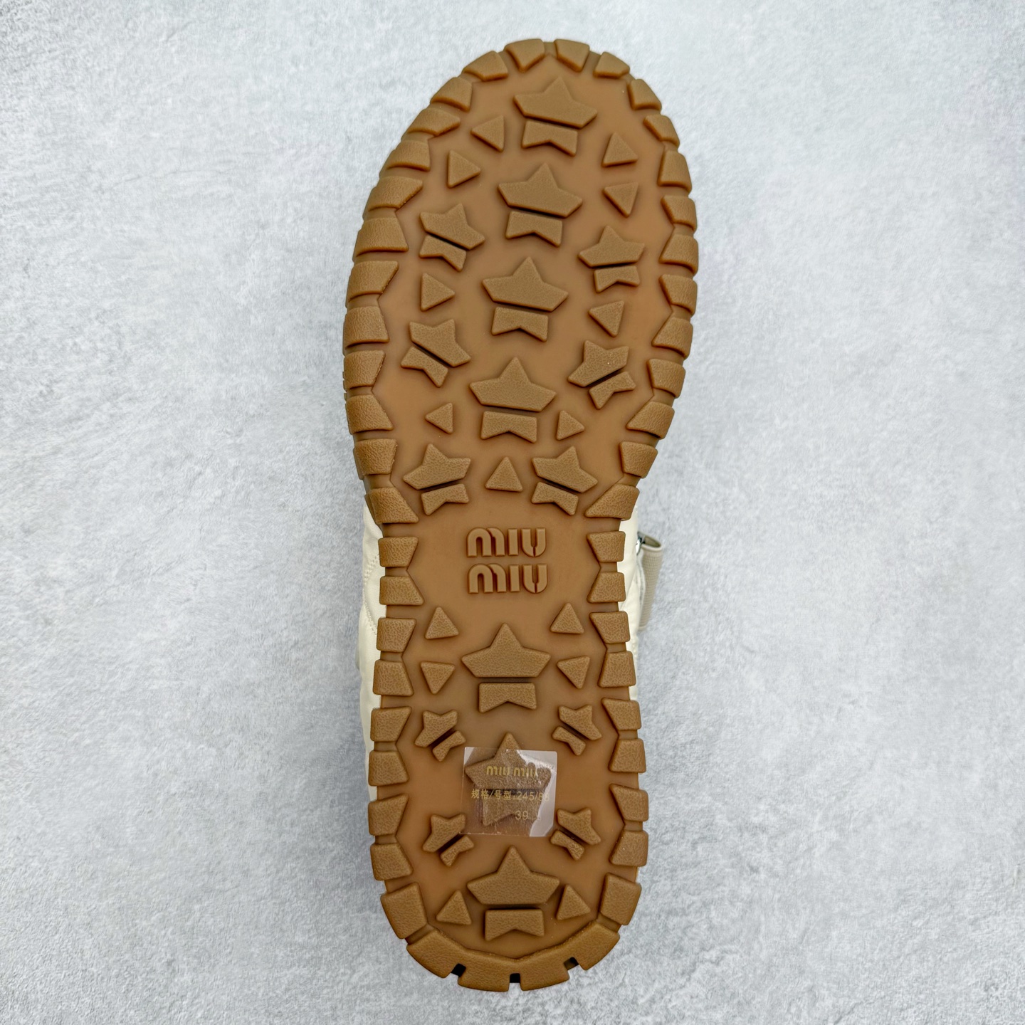 图片[9]-Miumiu 25ss Tyre系列春夏新款 饼干鞋 阿甘鞋休闲运动鞋Miumiu最新爆款 前卫大胆的设计，风格融于此款厚底帆布运动鞋的简约线条，别致徽标饰于鞋舌与背面，点缀复古设计，平添标志性元素！厚底设计定义前卫的现代风格，这款Tyre集优雅气质与运动功能于一身，动感橡胶鞋底柔韧耐磨，令人联想起轮胎花纹，橡胶鞋底除了增加了这双鞋的复古属性外也增加了防滑功能鞋面由科技织物和麂皮制成，融合运动与时尚、功能与优雅，表达了Miu Miu的核心精神 尺码：35-40-选品中心