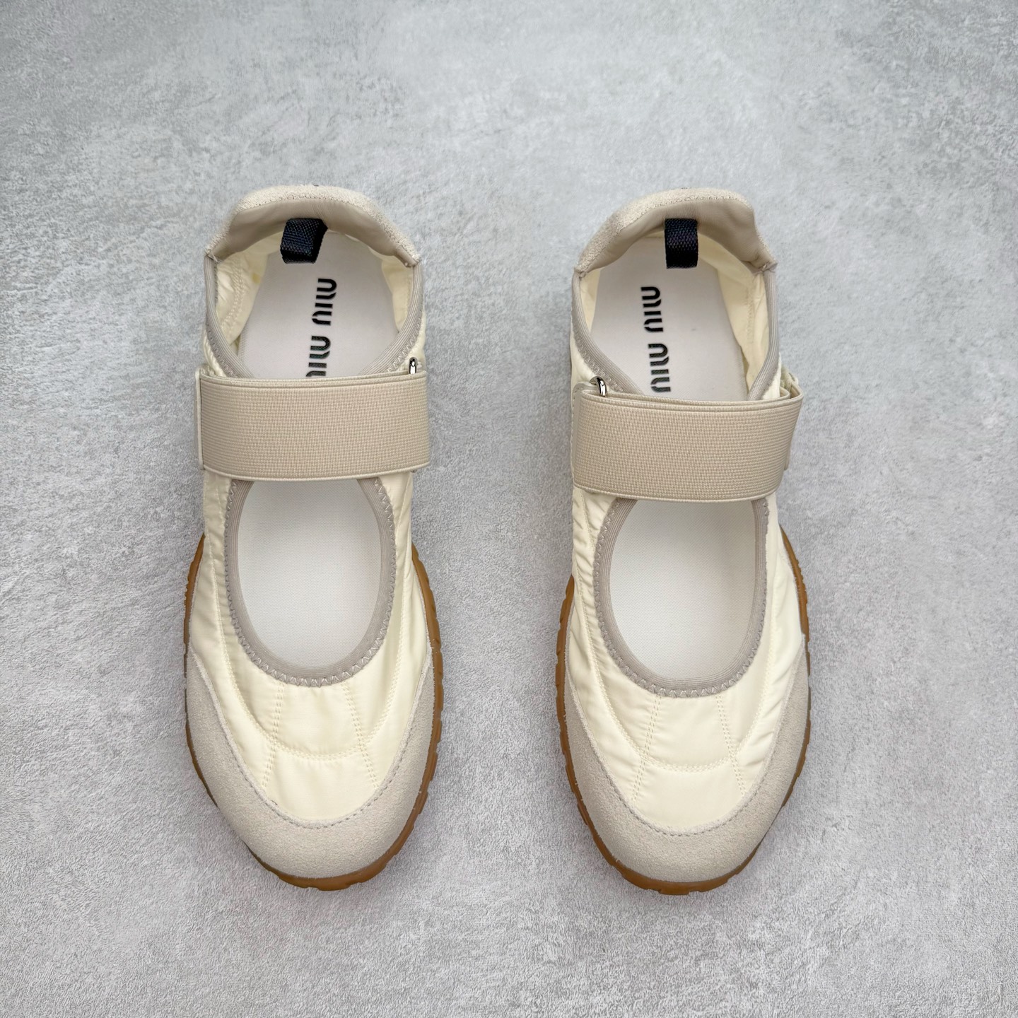 图片[2]-Miumiu 25ss Tyre系列春夏新款 饼干鞋 阿甘鞋休闲运动鞋Miumiu最新爆款 前卫大胆的设计，风格融于此款厚底帆布运动鞋的简约线条，别致徽标饰于鞋舌与背面，点缀复古设计，平添标志性元素！厚底设计定义前卫的现代风格，这款Tyre集优雅气质与运动功能于一身，动感橡胶鞋底柔韧耐磨，令人联想起轮胎花纹，橡胶鞋底除了增加了这双鞋的复古属性外也增加了防滑功能鞋面由科技织物和麂皮制成，融合运动与时尚、功能与优雅，表达了Miu Miu的核心精神 尺码：35-40-选品中心