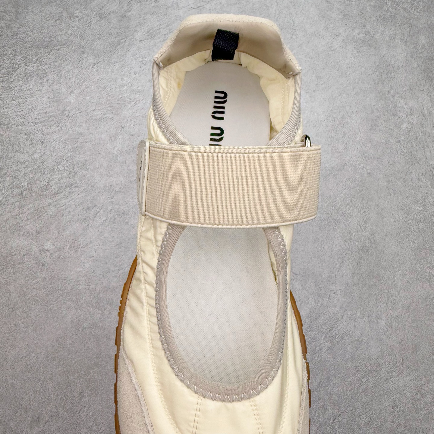 图片[5]-Miumiu 25ss Tyre系列春夏新款 饼干鞋 阿甘鞋休闲运动鞋Miumiu最新爆款 前卫大胆的设计，风格融于此款厚底帆布运动鞋的简约线条，别致徽标饰于鞋舌与背面，点缀复古设计，平添标志性元素！厚底设计定义前卫的现代风格，这款Tyre集优雅气质与运动功能于一身，动感橡胶鞋底柔韧耐磨，令人联想起轮胎花纹，橡胶鞋底除了增加了这双鞋的复古属性外也增加了防滑功能鞋面由科技织物和麂皮制成，融合运动与时尚、功能与优雅，表达了Miu Miu的核心精神 尺码：35-40-选品中心