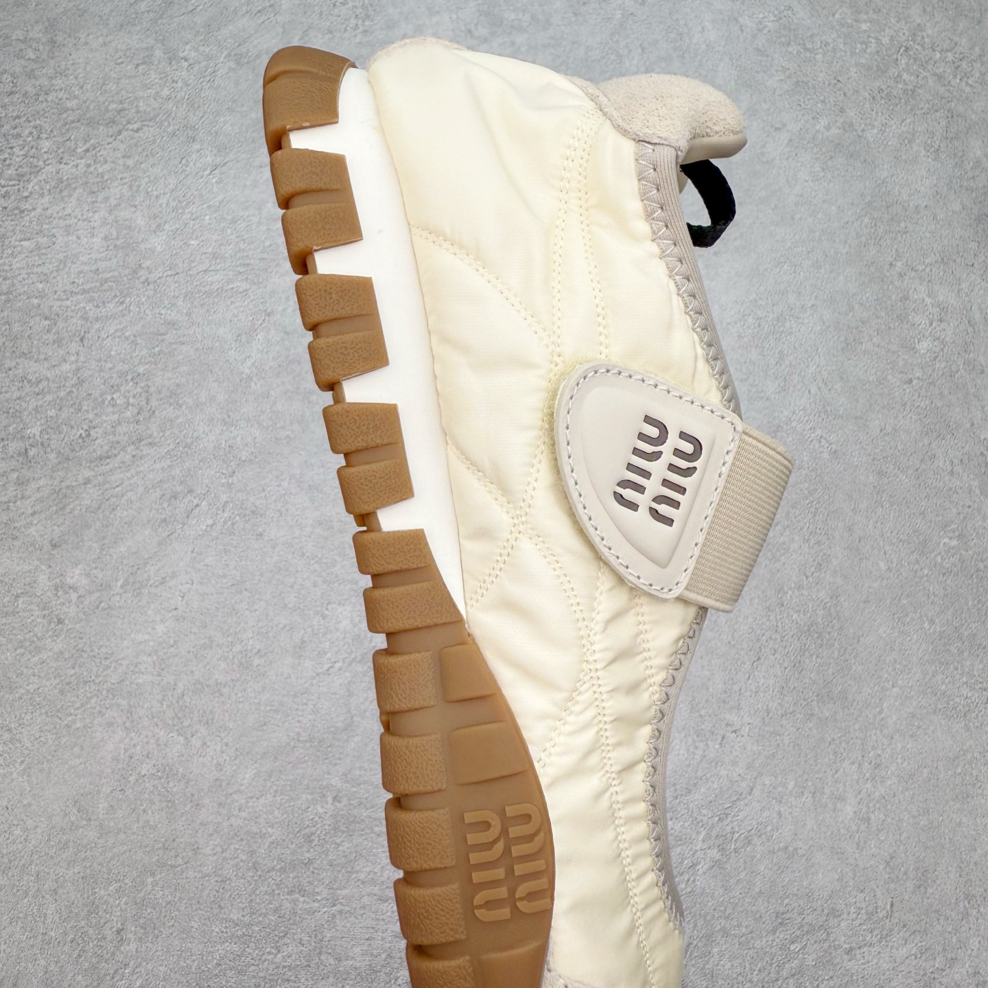 图片[6]-Miumiu 25ss Tyre系列春夏新款 饼干鞋 阿甘鞋休闲运动鞋Miumiu最新爆款 前卫大胆的设计，风格融于此款厚底帆布运动鞋的简约线条，别致徽标饰于鞋舌与背面，点缀复古设计，平添标志性元素！厚底设计定义前卫的现代风格，这款Tyre集优雅气质与运动功能于一身，动感橡胶鞋底柔韧耐磨，令人联想起轮胎花纹，橡胶鞋底除了增加了这双鞋的复古属性外也增加了防滑功能鞋面由科技织物和麂皮制成，融合运动与时尚、功能与优雅，表达了Miu Miu的核心精神 尺码：35-40-选品中心