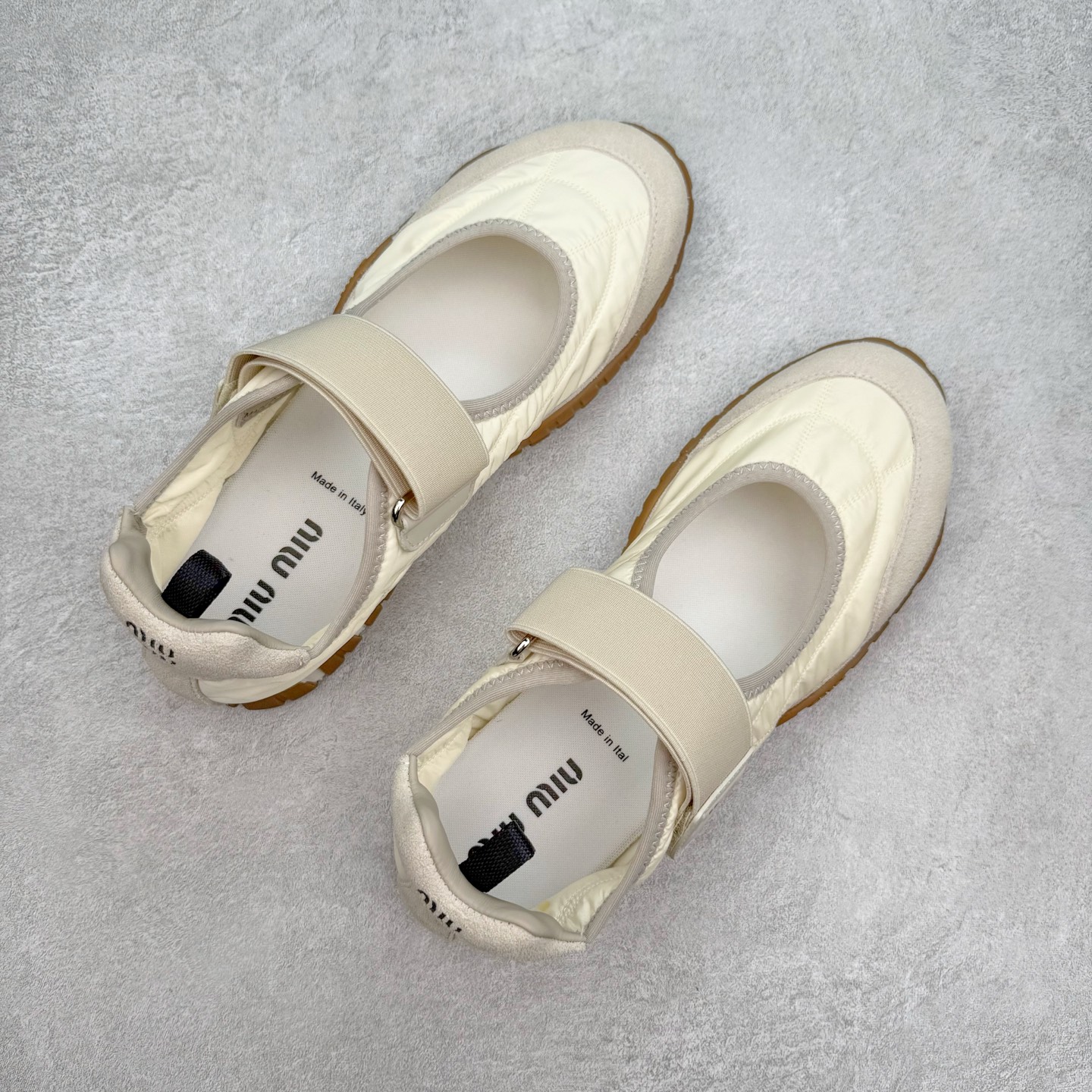 图片[3]-Miumiu 25ss Tyre系列春夏新款 饼干鞋 阿甘鞋休闲运动鞋Miumiu最新爆款 前卫大胆的设计，风格融于此款厚底帆布运动鞋的简约线条，别致徽标饰于鞋舌与背面，点缀复古设计，平添标志性元素！厚底设计定义前卫的现代风格，这款Tyre集优雅气质与运动功能于一身，动感橡胶鞋底柔韧耐磨，令人联想起轮胎花纹，橡胶鞋底除了增加了这双鞋的复古属性外也增加了防滑功能鞋面由科技织物和麂皮制成，融合运动与时尚、功能与优雅，表达了Miu Miu的核心精神 尺码：35-40-选品中心