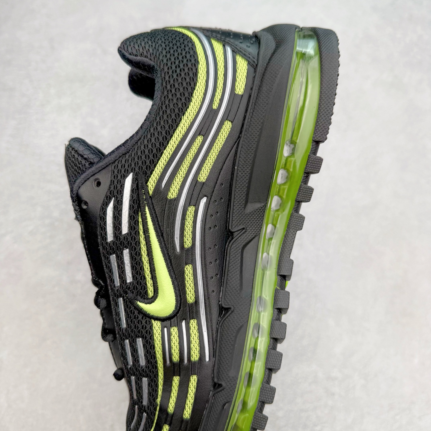 图片[7]-NK AIR MAX TL 2.5 柔软舒适防滑耐磨低帮 气垫生活休闲鞋 男女同款 FZ4110-003 鞋身保留 Air Max 标志性的流线型设计，以大面积黑色包裹，鞋身由透气的织物与光滑皮革拼接打造，搭配侧面波浪型支撑设计，营造出简约百搭的外观。全掌可见的气垫设计，无论是进行运动活动还是日常休闲穿着，都能带来卓越的舒适体验。Air Max TL 2.5 巧妙地将时尚外观与稳固的支撑结构相结合，满足了现代穿着的需求。其轻盈的构造和醒目的配色，使其能够轻松驾驭各种场合。尺码：36 36.5 37.5 38 38.5 39 40 40.5 41 42 42.5 43 44 44.5 45-选品中心