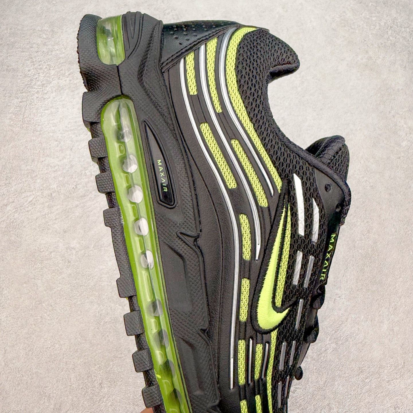 图片[6]-NK AIR MAX TL 2.5 柔软舒适防滑耐磨低帮 气垫生活休闲鞋 男女同款 FZ4110-003 鞋身保留 Air Max 标志性的流线型设计，以大面积黑色包裹，鞋身由透气的织物与光滑皮革拼接打造，搭配侧面波浪型支撑设计，营造出简约百搭的外观。全掌可见的气垫设计，无论是进行运动活动还是日常休闲穿着，都能带来卓越的舒适体验。Air Max TL 2.5 巧妙地将时尚外观与稳固的支撑结构相结合，满足了现代穿着的需求。其轻盈的构造和醒目的配色，使其能够轻松驾驭各种场合。尺码：36 36.5 37.5 38 38.5 39 40 40.5 41 42 42.5 43 44 44.5 45-选品中心