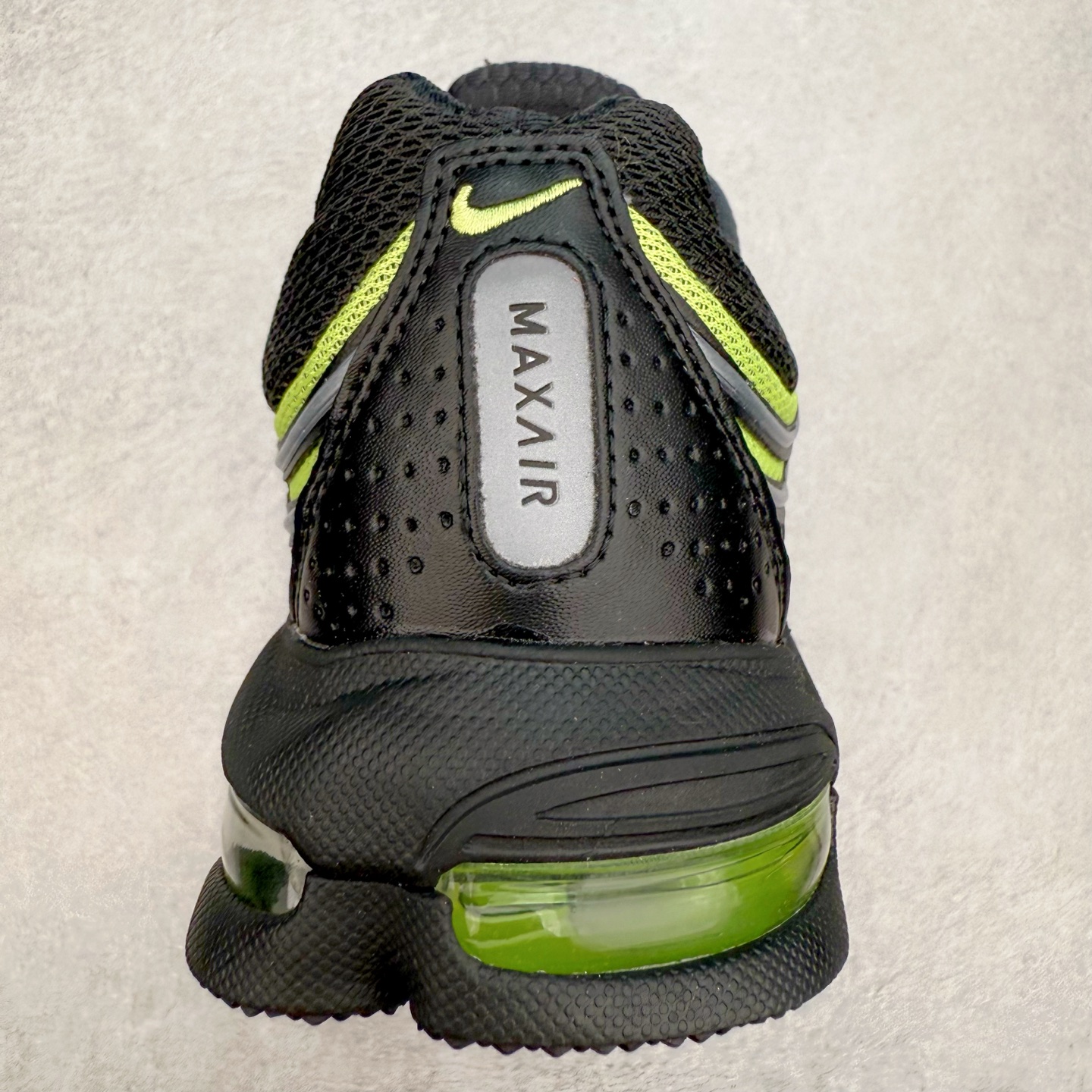 图片[8]-NK AIR MAX TL 2.5 柔软舒适防滑耐磨低帮 气垫生活休闲鞋 男女同款 FZ4110-003 鞋身保留 Air Max 标志性的流线型设计，以大面积黑色包裹，鞋身由透气的织物与光滑皮革拼接打造，搭配侧面波浪型支撑设计，营造出简约百搭的外观。全掌可见的气垫设计，无论是进行运动活动还是日常休闲穿着，都能带来卓越的舒适体验。Air Max TL 2.5 巧妙地将时尚外观与稳固的支撑结构相结合，满足了现代穿着的需求。其轻盈的构造和醒目的配色，使其能够轻松驾驭各种场合。尺码：36 36.5 37.5 38 38.5 39 40 40.5 41 42 42.5 43 44 44.5 45-选品中心