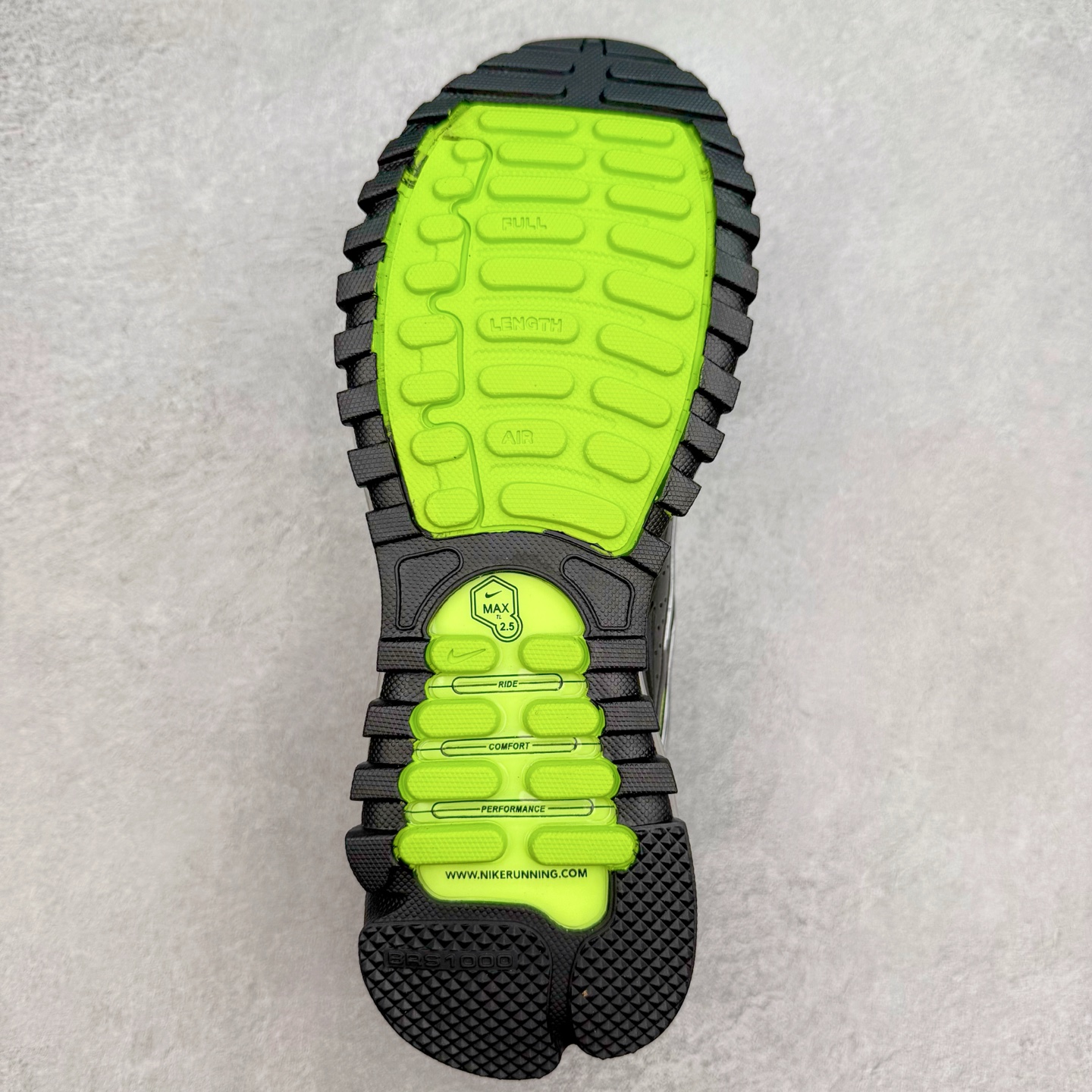 图片[9]-NK AIR MAX TL 2.5 柔软舒适防滑耐磨低帮 气垫生活休闲鞋 男女同款 FZ4110-003 鞋身保留 Air Max 标志性的流线型设计，以大面积黑色包裹，鞋身由透气的织物与光滑皮革拼接打造，搭配侧面波浪型支撑设计，营造出简约百搭的外观。全掌可见的气垫设计，无论是进行运动活动还是日常休闲穿着，都能带来卓越的舒适体验。Air Max TL 2.5 巧妙地将时尚外观与稳固的支撑结构相结合，满足了现代穿着的需求。其轻盈的构造和醒目的配色，使其能够轻松驾驭各种场合。尺码：36 36.5 37.5 38 38.5 39 40 40.5 41 42 42.5 43 44 44.5 45-选品中心