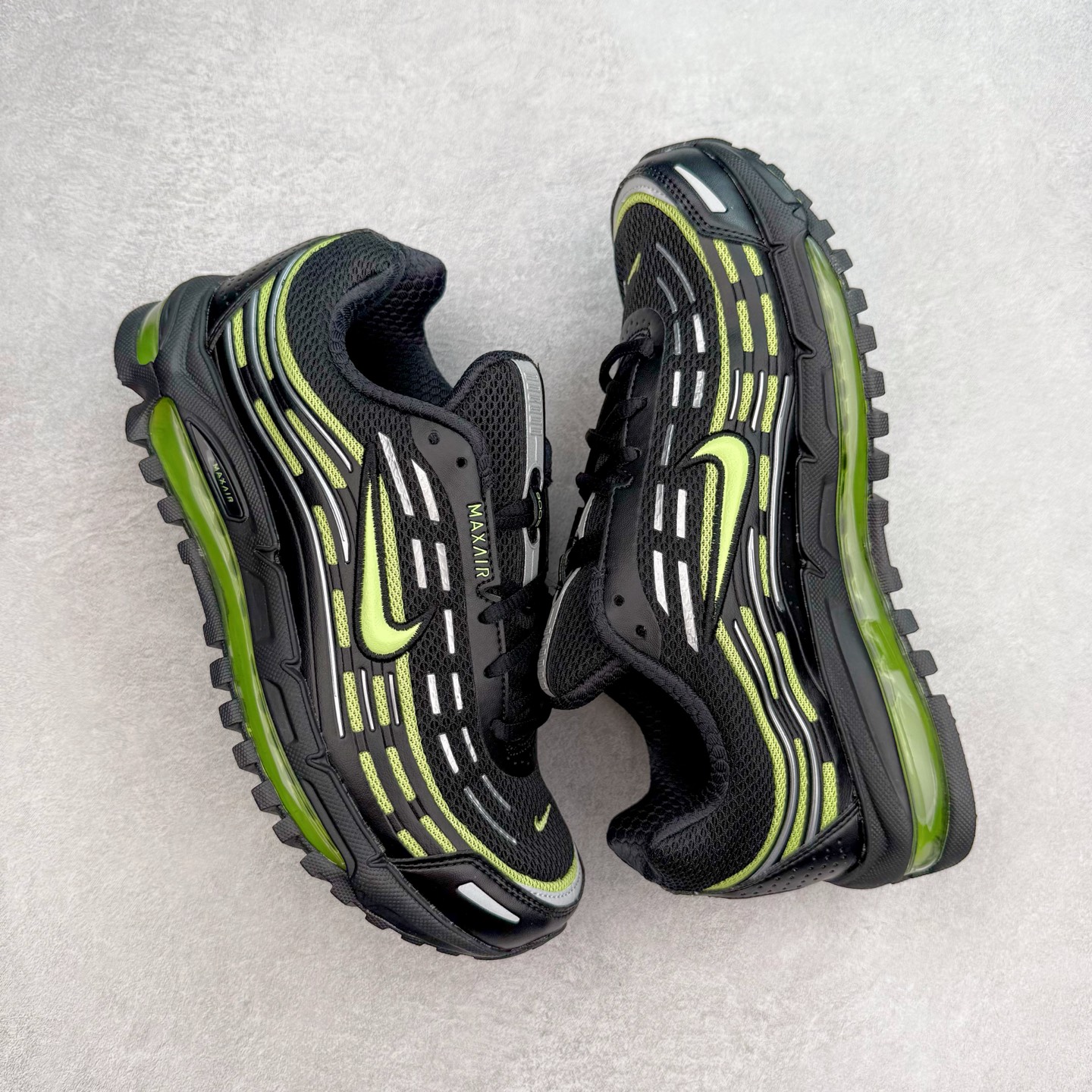 图片[3]-NK AIR MAX TL 2.5 柔软舒适防滑耐磨低帮 气垫生活休闲鞋 男女同款 FZ4110-003 鞋身保留 Air Max 标志性的流线型设计，以大面积黑色包裹，鞋身由透气的织物与光滑皮革拼接打造，搭配侧面波浪型支撑设计，营造出简约百搭的外观。全掌可见的气垫设计，无论是进行运动活动还是日常休闲穿着，都能带来卓越的舒适体验。Air Max TL 2.5 巧妙地将时尚外观与稳固的支撑结构相结合，满足了现代穿着的需求。其轻盈的构造和醒目的配色，使其能够轻松驾驭各种场合。尺码：36 36.5 37.5 38 38.5 39 40 40.5 41 42 42.5 43 44 44.5 45-选品中心