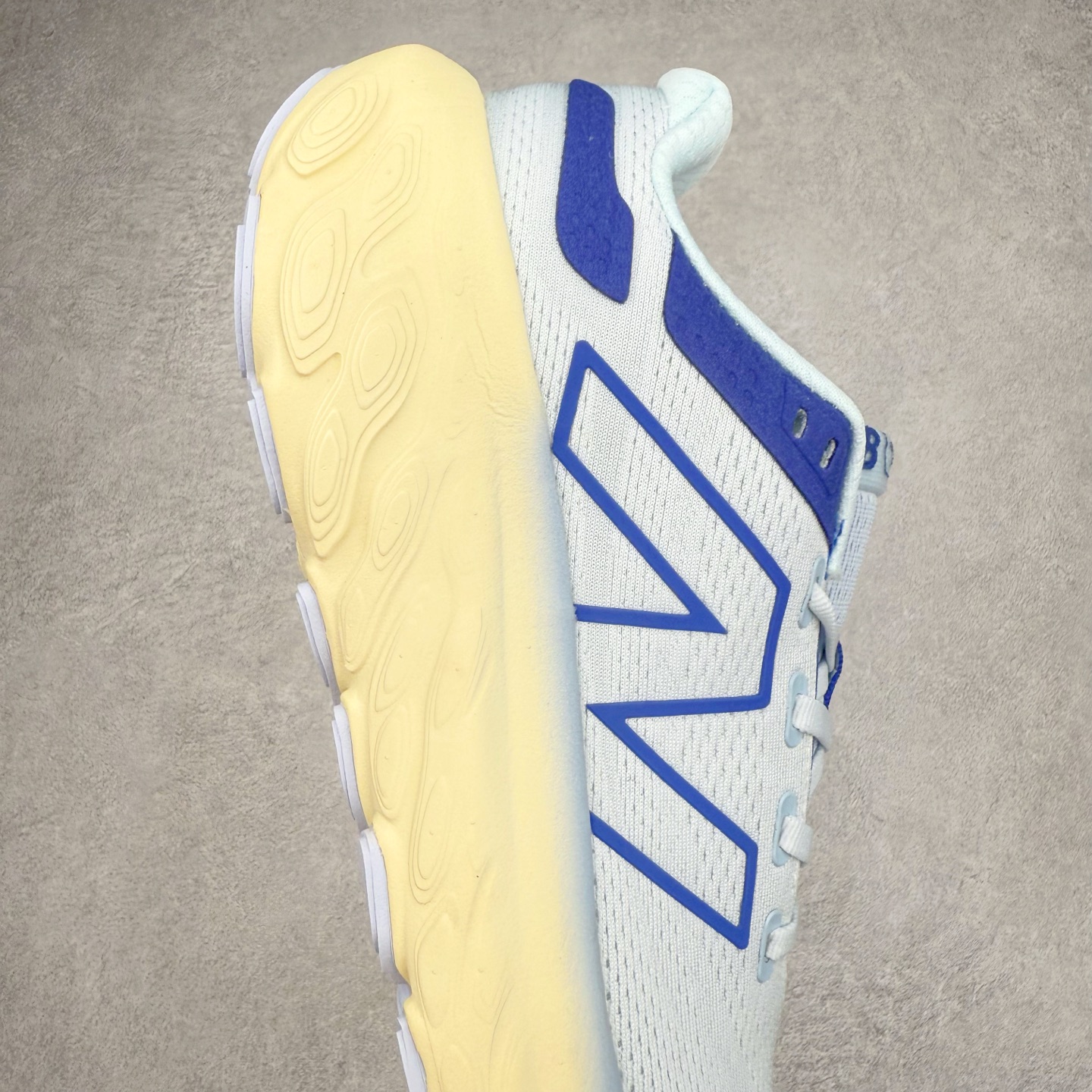 图片[6]-New Balance Fresh Foam X NB1080V13 新百伦系列低帮轻量化厚底健身休闲运动慢跑鞋 近赏｜无论是日常慢跑，还是City Walk，它都可轻松应对提起今年最流行的事情，想必在你所在的城市来一段City Walk，是很多潮男潮女都会做的吧。当时间来到十月，一年中最舒服的时光，无论是慢跑也好，还是City Walk，今天推荐的这双鞋，都可以轻松应对。那就是可以带给你久违的松弛感、治愈你柔软的需要的New Balance Fresh Foam X1080v13。作为New Balance经典跑鞋系列，1080系列可以说凝聚了品牌历来前沿科技与制造匠心。今年的v13版本可谓再度革新。在舒适体验、运动性能以及造型风格三个维度上做到了有机交融。舒适体验一直是1080跑鞋系列带给我们最大的直观感受，加上本就带有严肃跑鞋基因，在今年全新材料配方的Fresh FoamX中底泡棉上则有了不一样的缓震性能，重新定义“踩屎感”。可再生柔软针织鞋面使用可追溯的Repreve再生鞋面材料，柔软透气的鞋面提供绵密的贴合与包裹感，轻量分区橡胶大底分区外底橡胶采用新材料，改进纹路设计，增加前掌外底硬度，提升滚动反馈和传动效率。尺码：36 36.5 37 37.5 38 38.5 39.5 40 40.5 41.5 42 42.5 43 44 45-选品中心