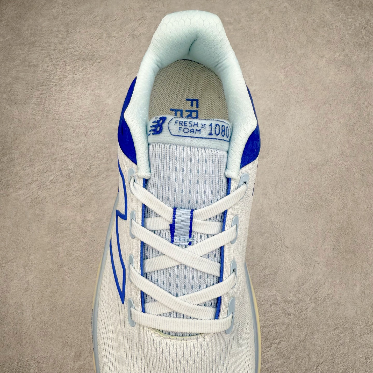 图片[5]-New Balance Fresh Foam X NB1080V13 新百伦系列低帮轻量化厚底健身休闲运动慢跑鞋 近赏｜无论是日常慢跑，还是City Walk，它都可轻松应对提起今年最流行的事情，想必在你所在的城市来一段City Walk，是很多潮男潮女都会做的吧。当时间来到十月，一年中最舒服的时光，无论是慢跑也好，还是City Walk，今天推荐的这双鞋，都可以轻松应对。那就是可以带给你久违的松弛感、治愈你柔软的需要的New Balance Fresh Foam X1080v13。作为New Balance经典跑鞋系列，1080系列可以说凝聚了品牌历来前沿科技与制造匠心。今年的v13版本可谓再度革新。在舒适体验、运动性能以及造型风格三个维度上做到了有机交融。舒适体验一直是1080跑鞋系列带给我们最大的直观感受，加上本就带有严肃跑鞋基因，在今年全新材料配方的Fresh FoamX中底泡棉上则有了不一样的缓震性能，重新定义“踩屎感”。可再生柔软针织鞋面使用可追溯的Repreve再生鞋面材料，柔软透气的鞋面提供绵密的贴合与包裹感，轻量分区橡胶大底分区外底橡胶采用新材料，改进纹路设计，增加前掌外底硬度，提升滚动反馈和传动效率。尺码：36 36.5 37 37.5 38 38.5 39.5 40 40.5 41.5 42 42.5 43 44 45-选品中心