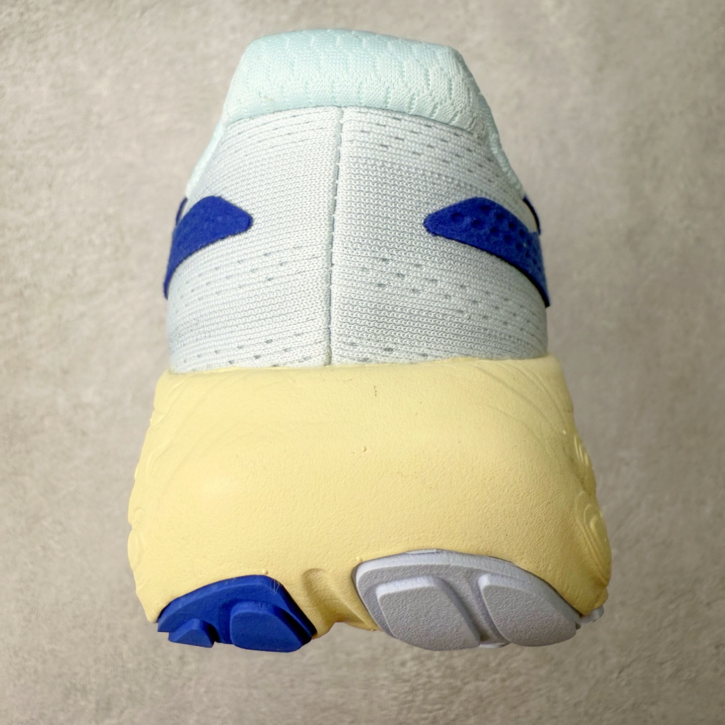 图片[8]-New Balance Fresh Foam X NB1080V13 新百伦系列低帮轻量化厚底健身休闲运动慢跑鞋 近赏｜无论是日常慢跑，还是City Walk，它都可轻松应对提起今年最流行的事情，想必在你所在的城市来一段City Walk，是很多潮男潮女都会做的吧。当时间来到十月，一年中最舒服的时光，无论是慢跑也好，还是City Walk，今天推荐的这双鞋，都可以轻松应对。那就是可以带给你久违的松弛感、治愈你柔软的需要的New Balance Fresh Foam X1080v13。作为New Balance经典跑鞋系列，1080系列可以说凝聚了品牌历来前沿科技与制造匠心。今年的v13版本可谓再度革新。在舒适体验、运动性能以及造型风格三个维度上做到了有机交融。舒适体验一直是1080跑鞋系列带给我们最大的直观感受，加上本就带有严肃跑鞋基因，在今年全新材料配方的Fresh FoamX中底泡棉上则有了不一样的缓震性能，重新定义“踩屎感”。可再生柔软针织鞋面使用可追溯的Repreve再生鞋面材料，柔软透气的鞋面提供绵密的贴合与包裹感，轻量分区橡胶大底分区外底橡胶采用新材料，改进纹路设计，增加前掌外底硬度，提升滚动反馈和传动效率。尺码：36 36.5 37 37.5 38 38.5 39.5 40 40.5 41.5 42 42.5 43 44 45-选品中心