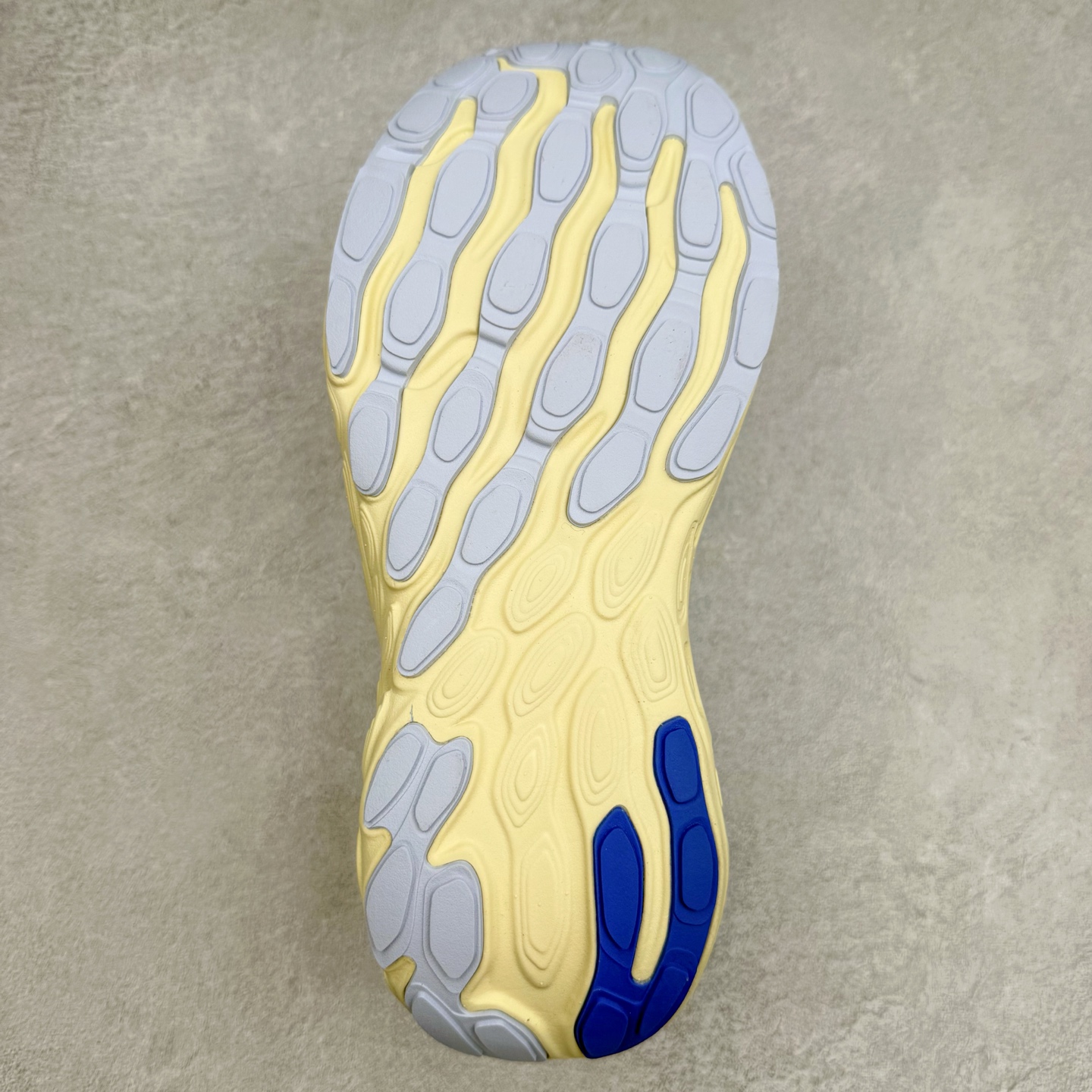 图片[9]-New Balance Fresh Foam X NB1080V13 新百伦系列低帮轻量化厚底健身休闲运动慢跑鞋 近赏｜无论是日常慢跑，还是City Walk，它都可轻松应对提起今年最流行的事情，想必在你所在的城市来一段City Walk，是很多潮男潮女都会做的吧。当时间来到十月，一年中最舒服的时光，无论是慢跑也好，还是City Walk，今天推荐的这双鞋，都可以轻松应对。那就是可以带给你久违的松弛感、治愈你柔软的需要的New Balance Fresh Foam X1080v13。作为New Balance经典跑鞋系列，1080系列可以说凝聚了品牌历来前沿科技与制造匠心。今年的v13版本可谓再度革新。在舒适体验、运动性能以及造型风格三个维度上做到了有机交融。舒适体验一直是1080跑鞋系列带给我们最大的直观感受，加上本就带有严肃跑鞋基因，在今年全新材料配方的Fresh FoamX中底泡棉上则有了不一样的缓震性能，重新定义“踩屎感”。可再生柔软针织鞋面使用可追溯的Repreve再生鞋面材料，柔软透气的鞋面提供绵密的贴合与包裹感，轻量分区橡胶大底分区外底橡胶采用新材料，改进纹路设计，增加前掌外底硬度，提升滚动反馈和传动效率。尺码：36 36.5 37 37.5 38 38.5 39.5 40 40.5 41.5 42 42.5 43 44 45-选品中心